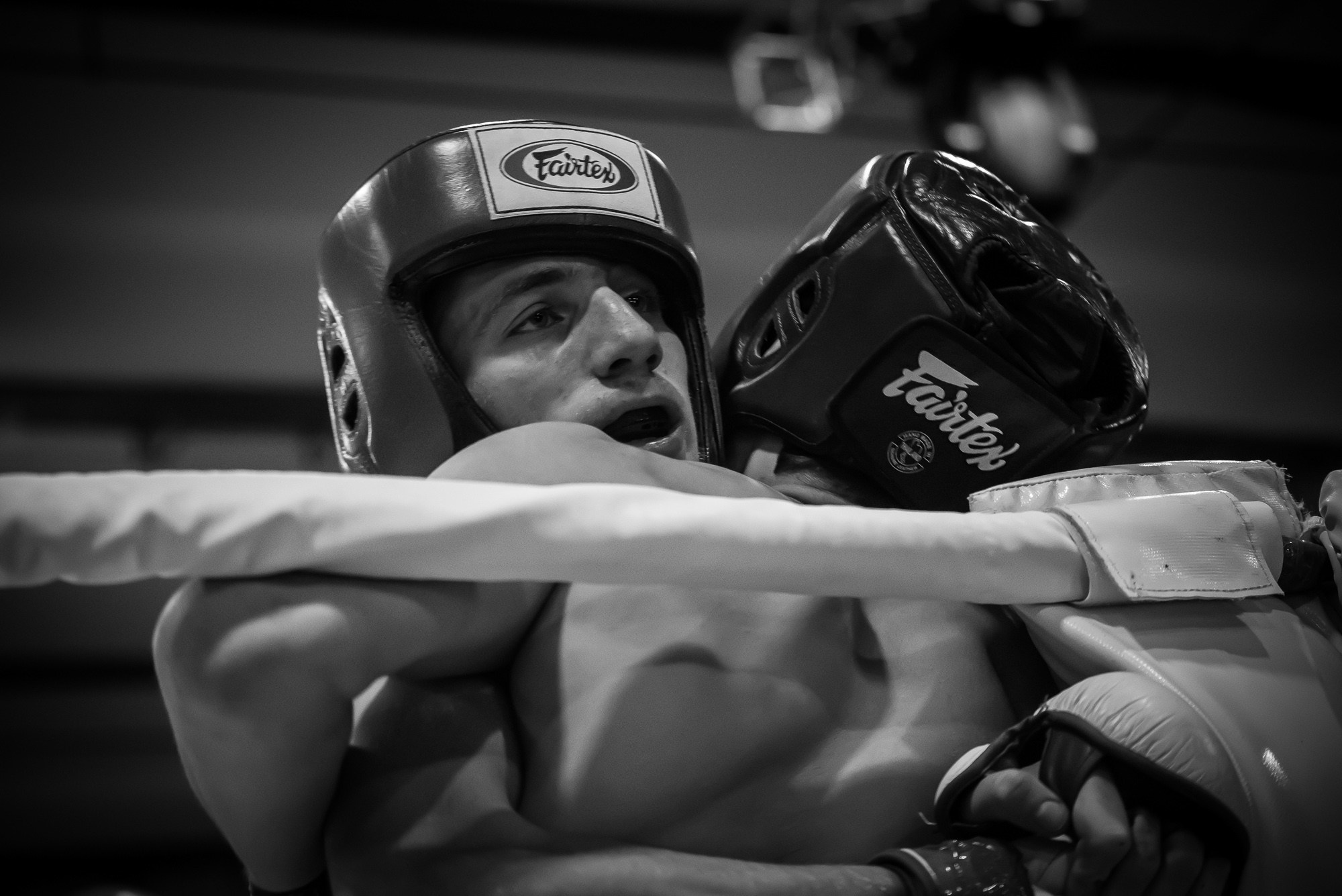 Бойцы ММА во время схватки на ринге у канатов