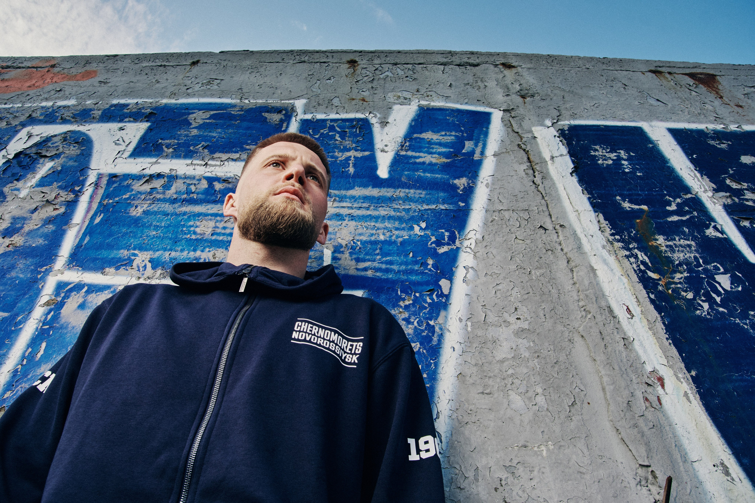 Уличный портрет с граффити