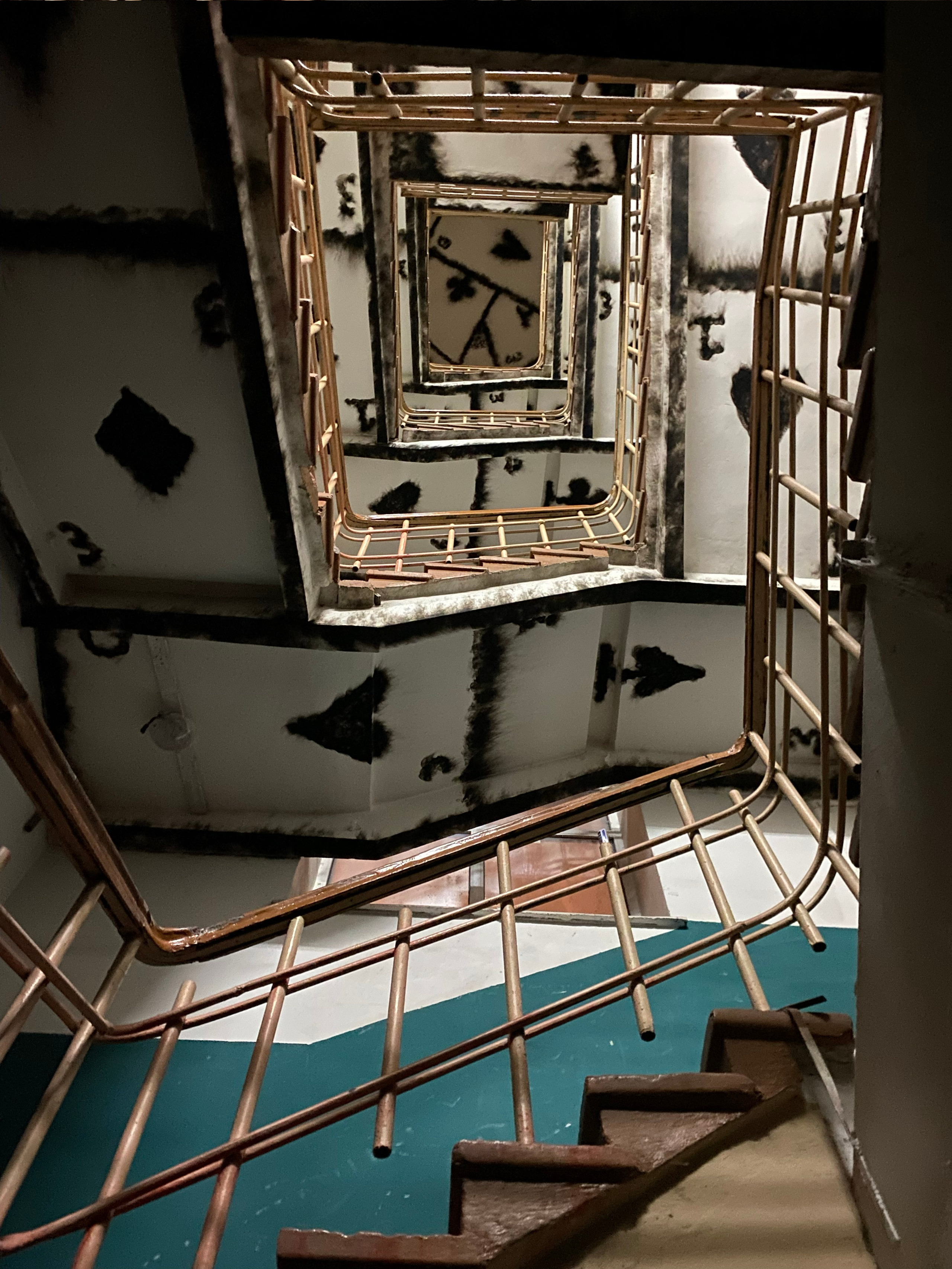 Кино в НИИ СНЕГИРИ (Very Strong Place) — Москва