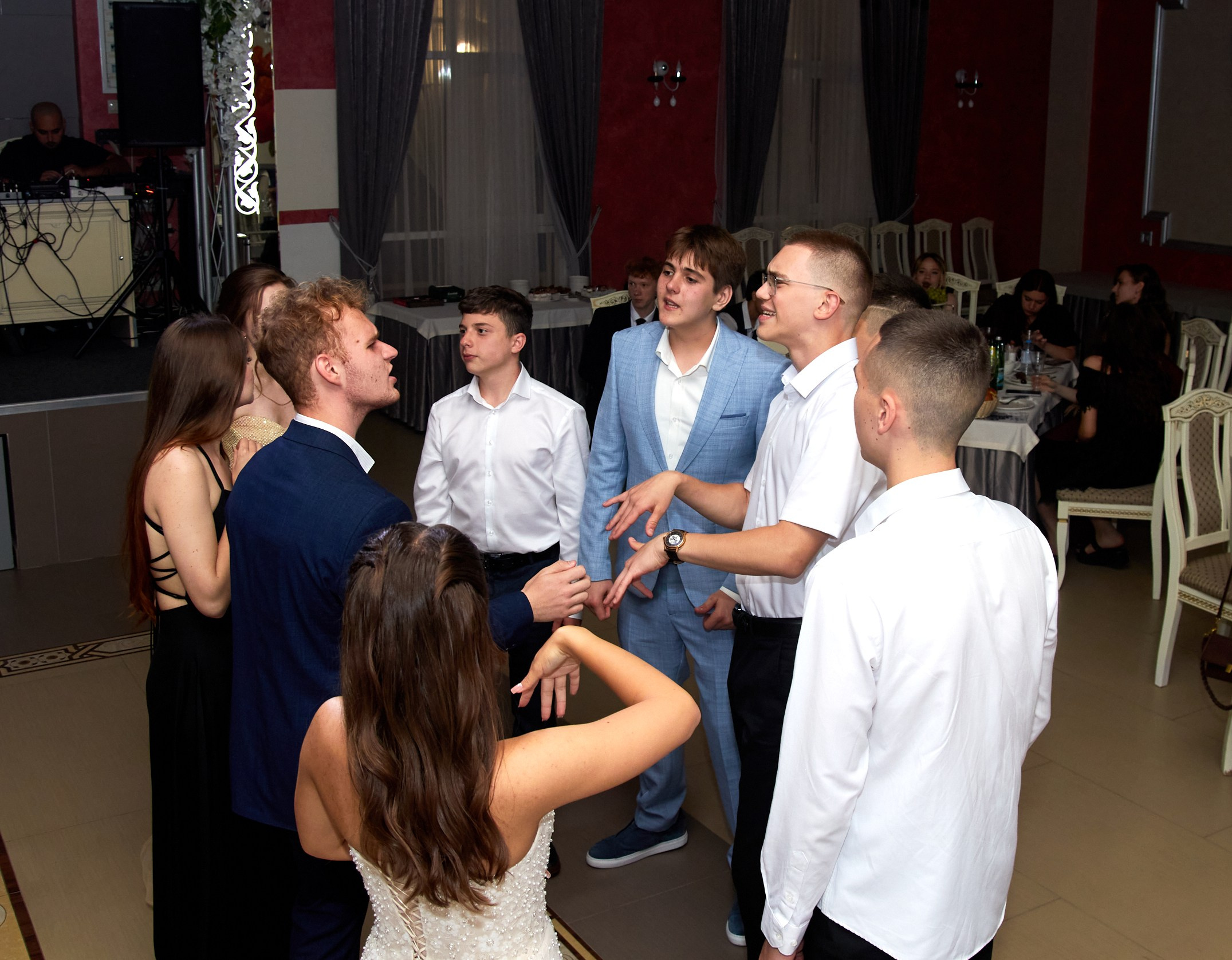 Атмосферное видео и фото с выпускного бала: работа в банкетном зале