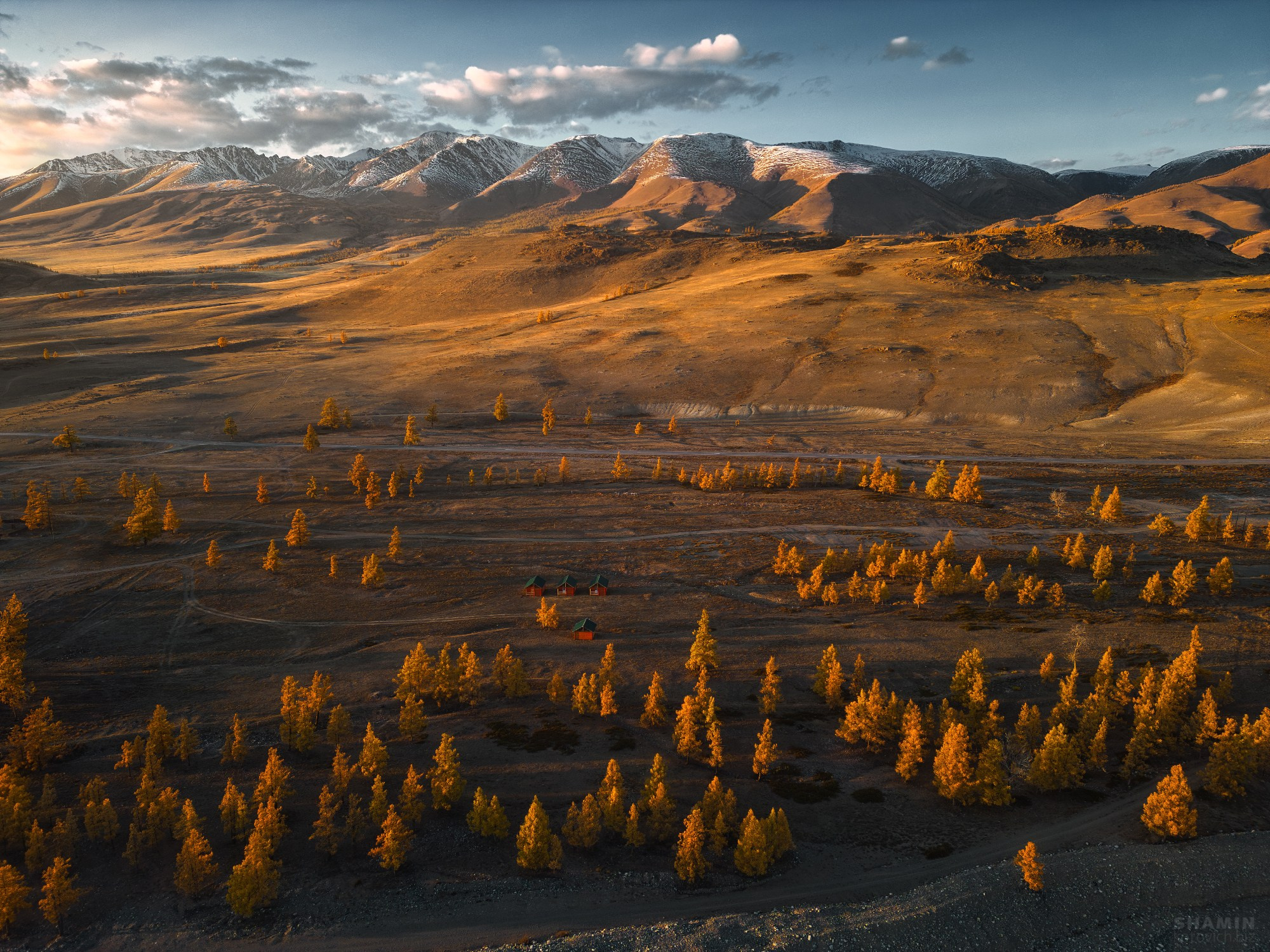 Аэросъёмка пейзажей с дрона — вид с высоты на природу, свет и пространство, запечатлённые в разное время суток.