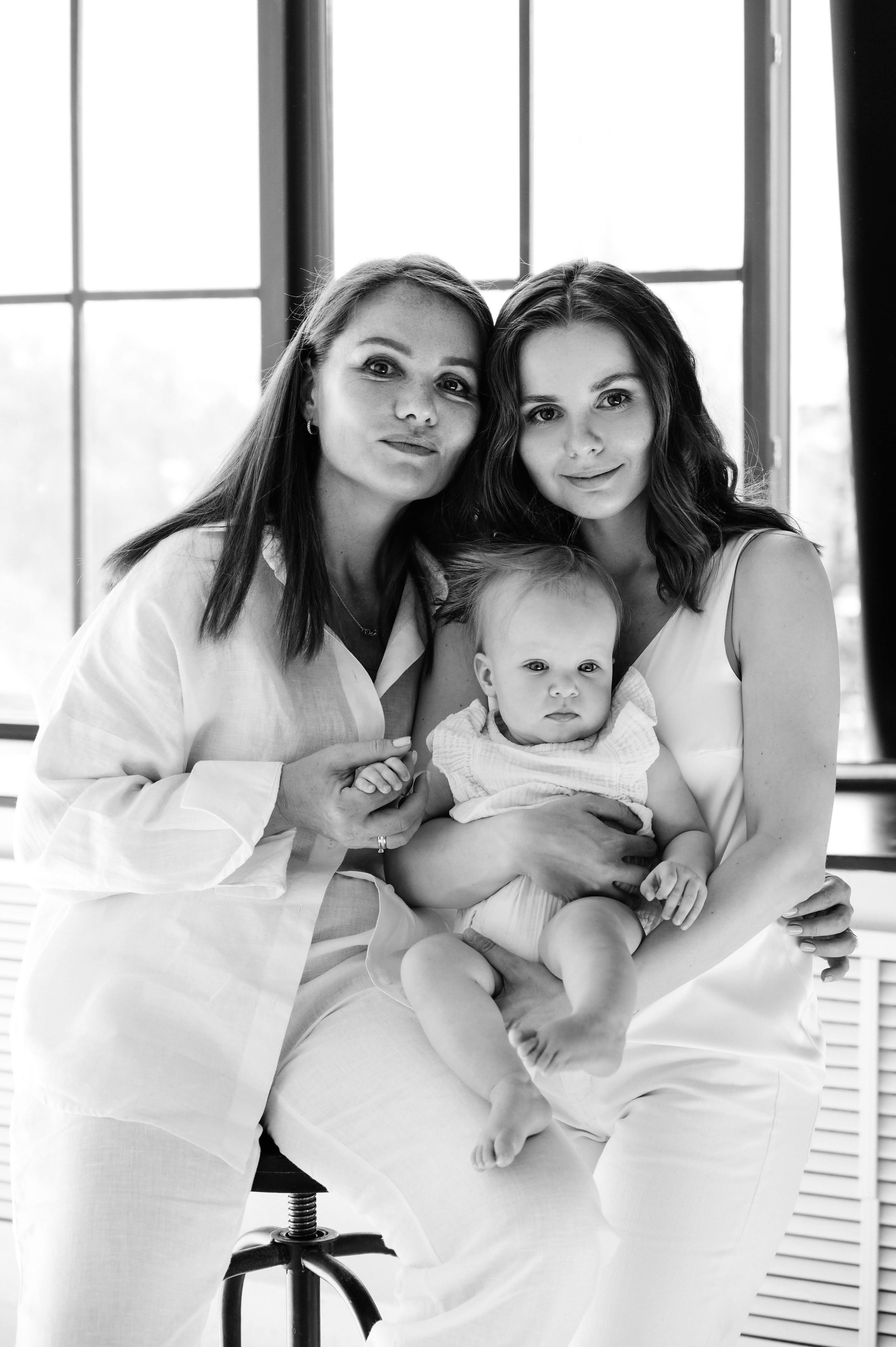 Семейная съемка. Профессиональный фотограф беременности в СПБ. Стильные фотосессии беременности в стиле минимализм и классическая фотография