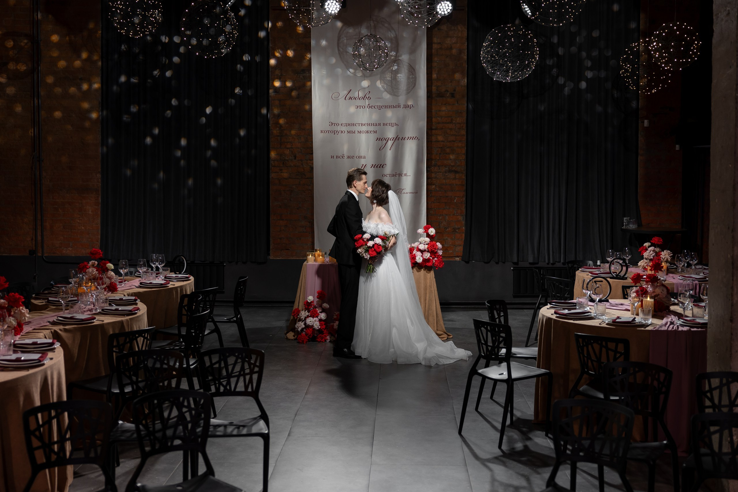Роскошная свадебная церемония в центре Красноярска, организация под ключ от агентства