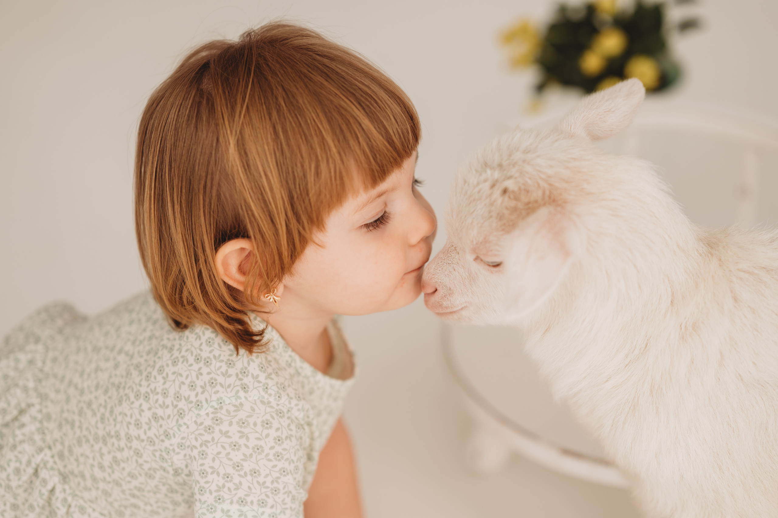 Полинка и козленок. Детский и семейный фотограф Ирина Гладких