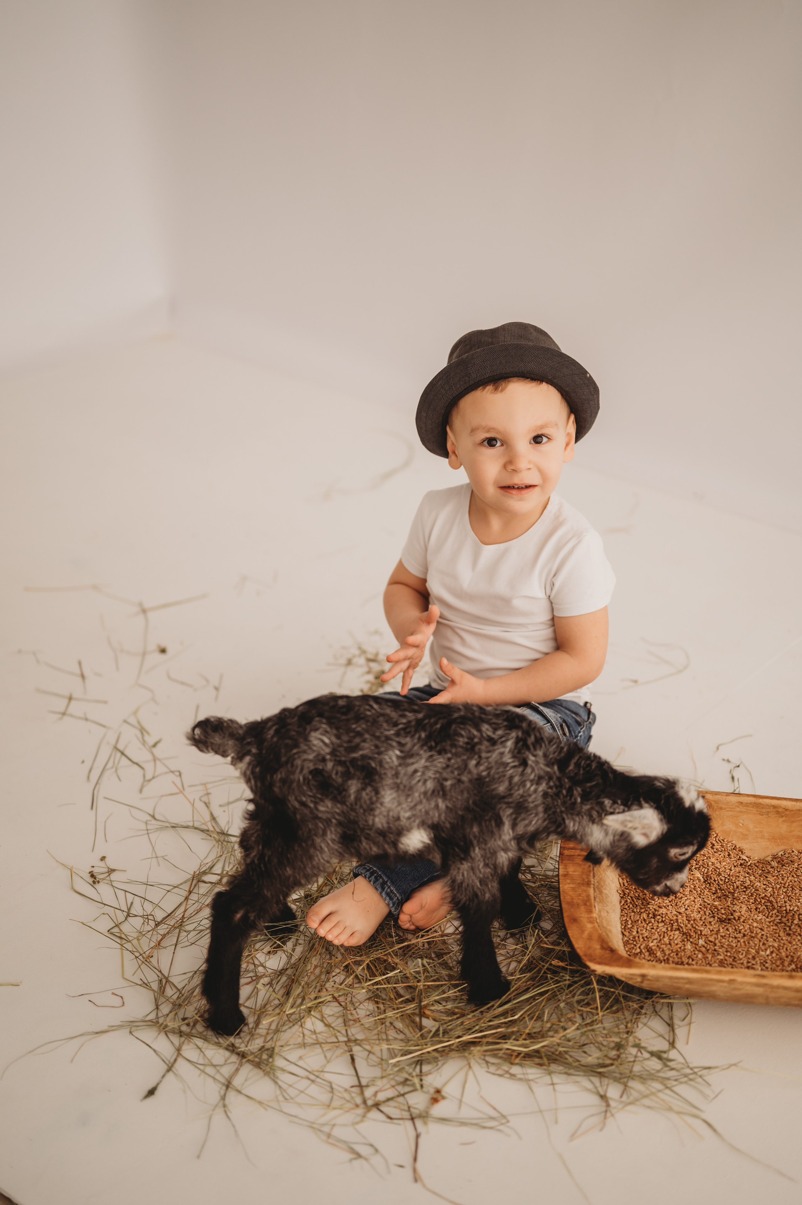 Арсюша и козленок. Детский и семейный фотограф Ирина Гладких