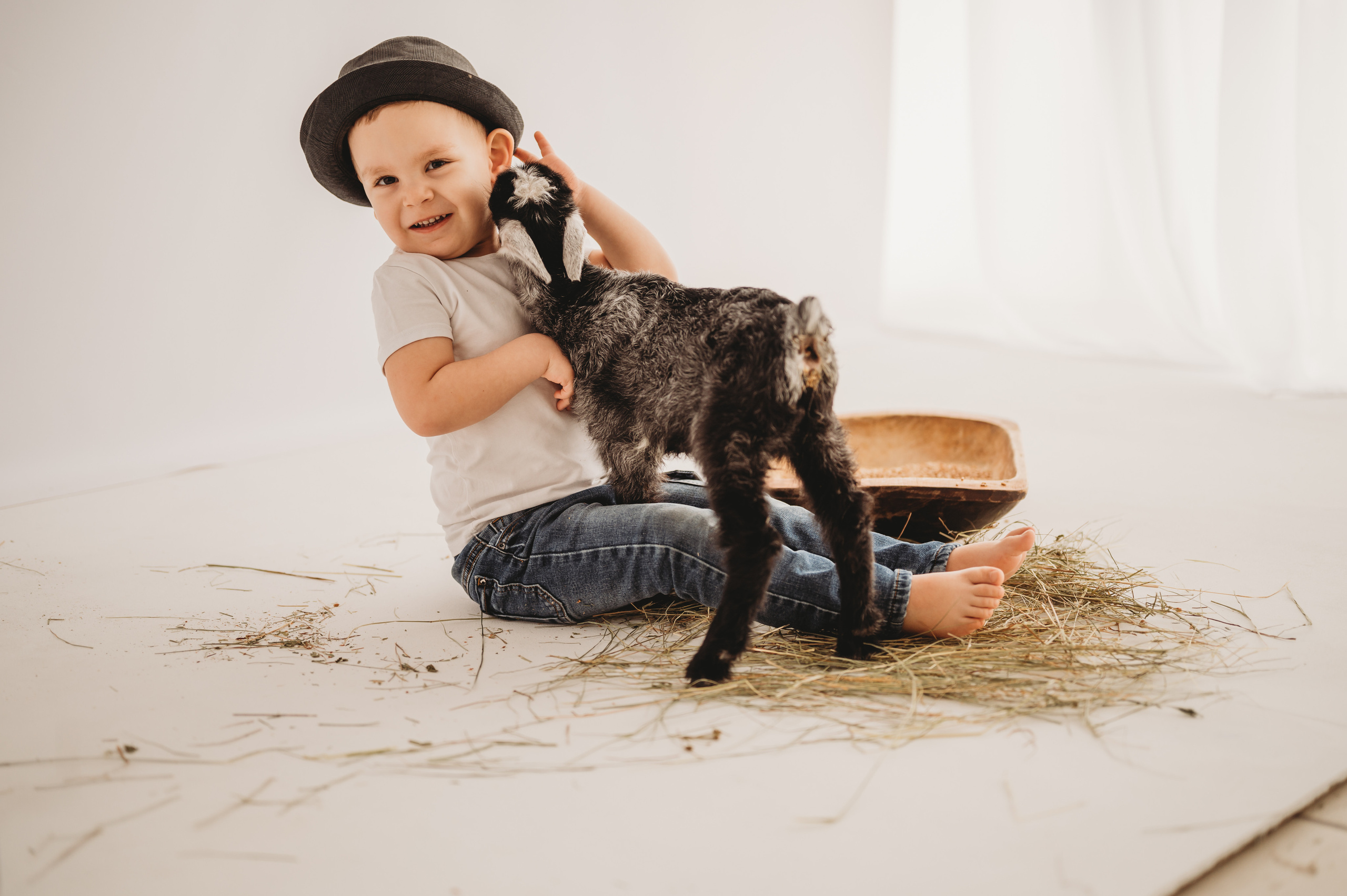 Арсюша и козленок. Детский и семейный фотограф Ирина Гладких