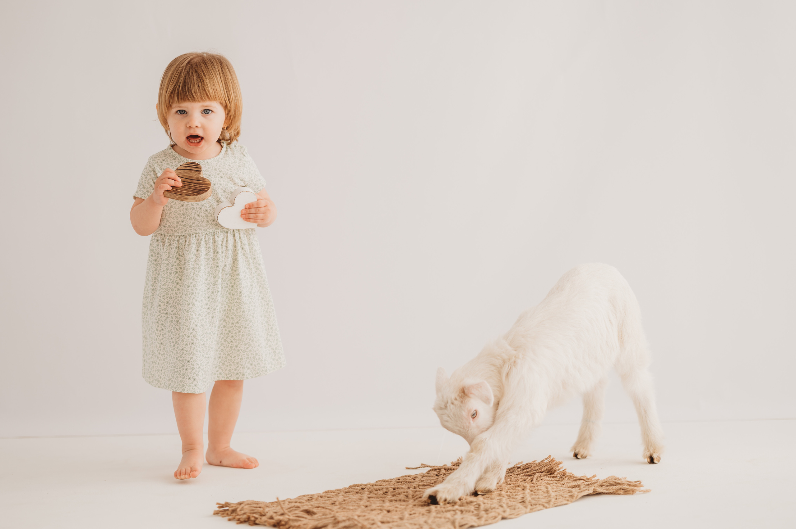 Полинка и козленок. Детский и семейный фотограф Ирина Гладких