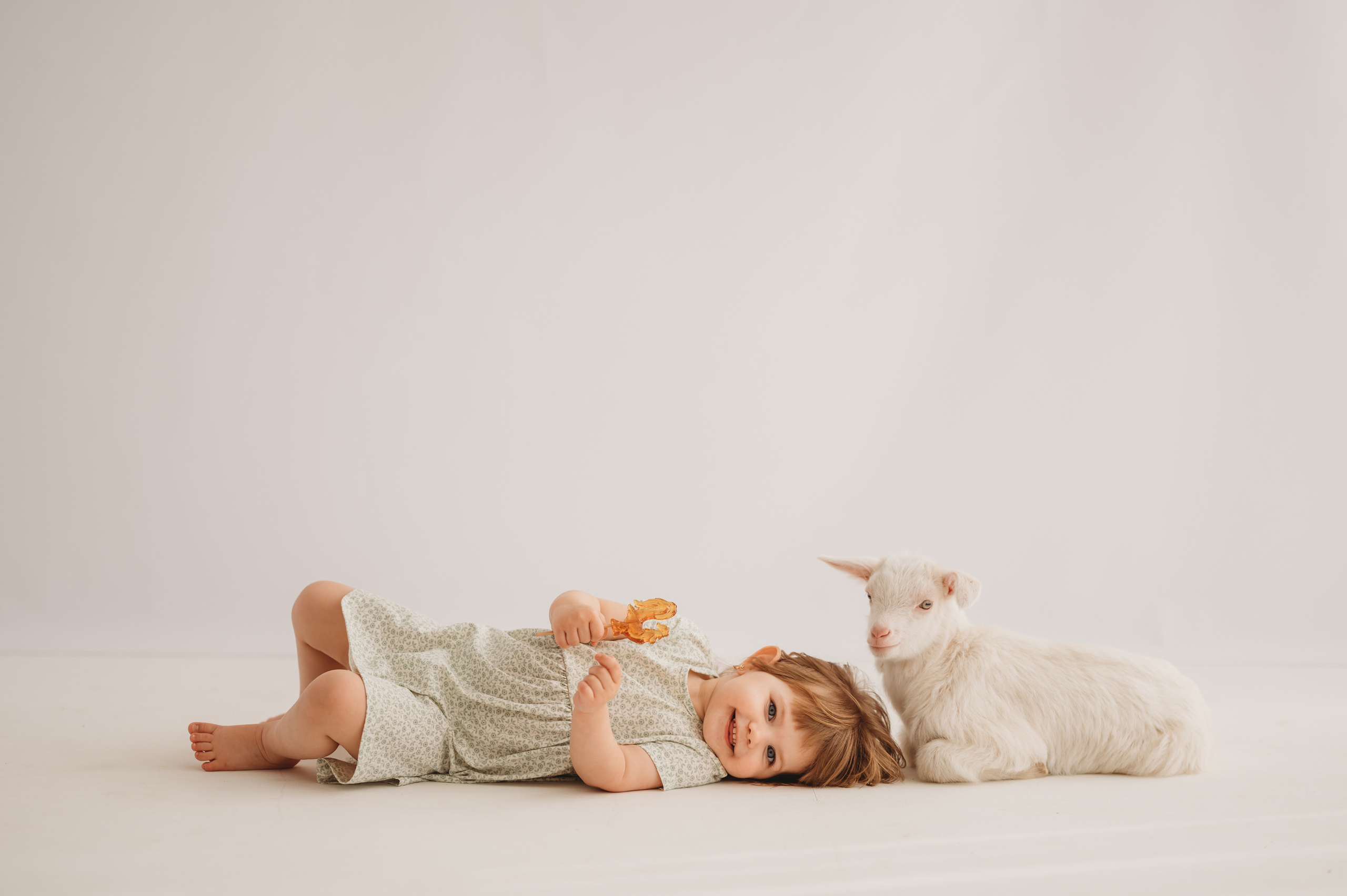 Полинка и козленок. Детский и семейный фотограф Ирина Гладких