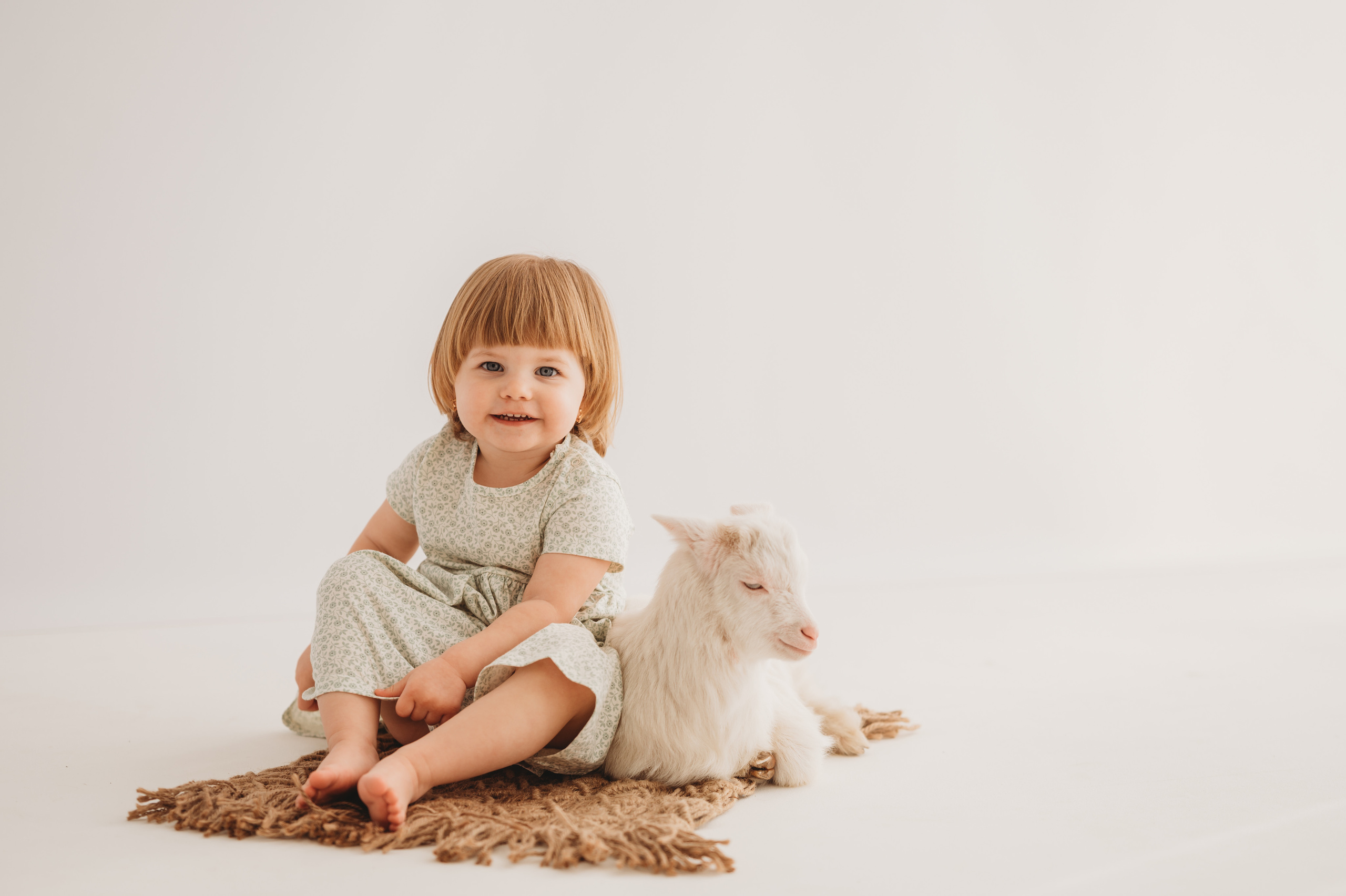 Полинка и козленок. Детский и семейный фотограф Ирина Гладких