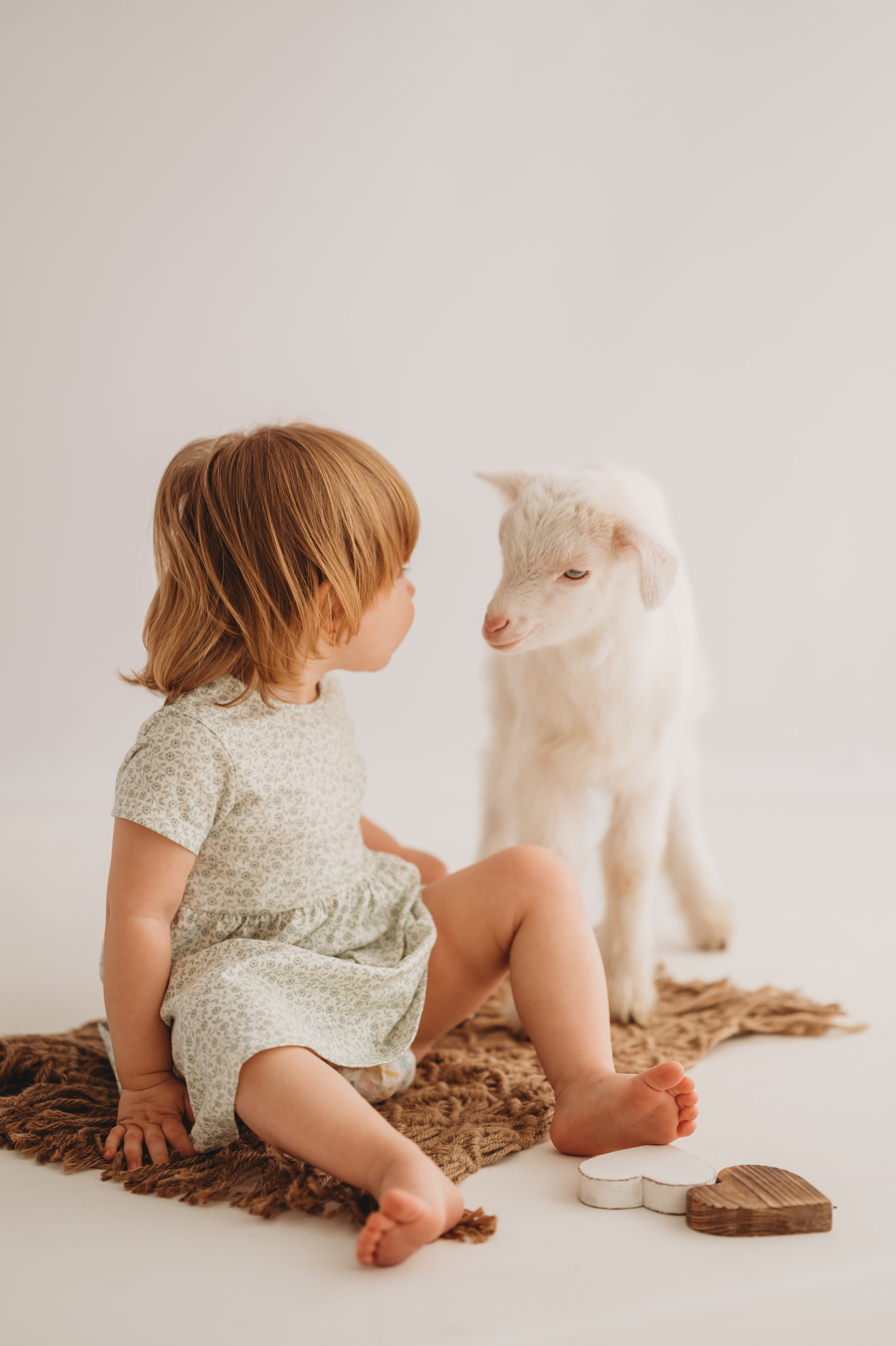 Полинка и козленок. Детский и семейный фотограф Ирина Гладких