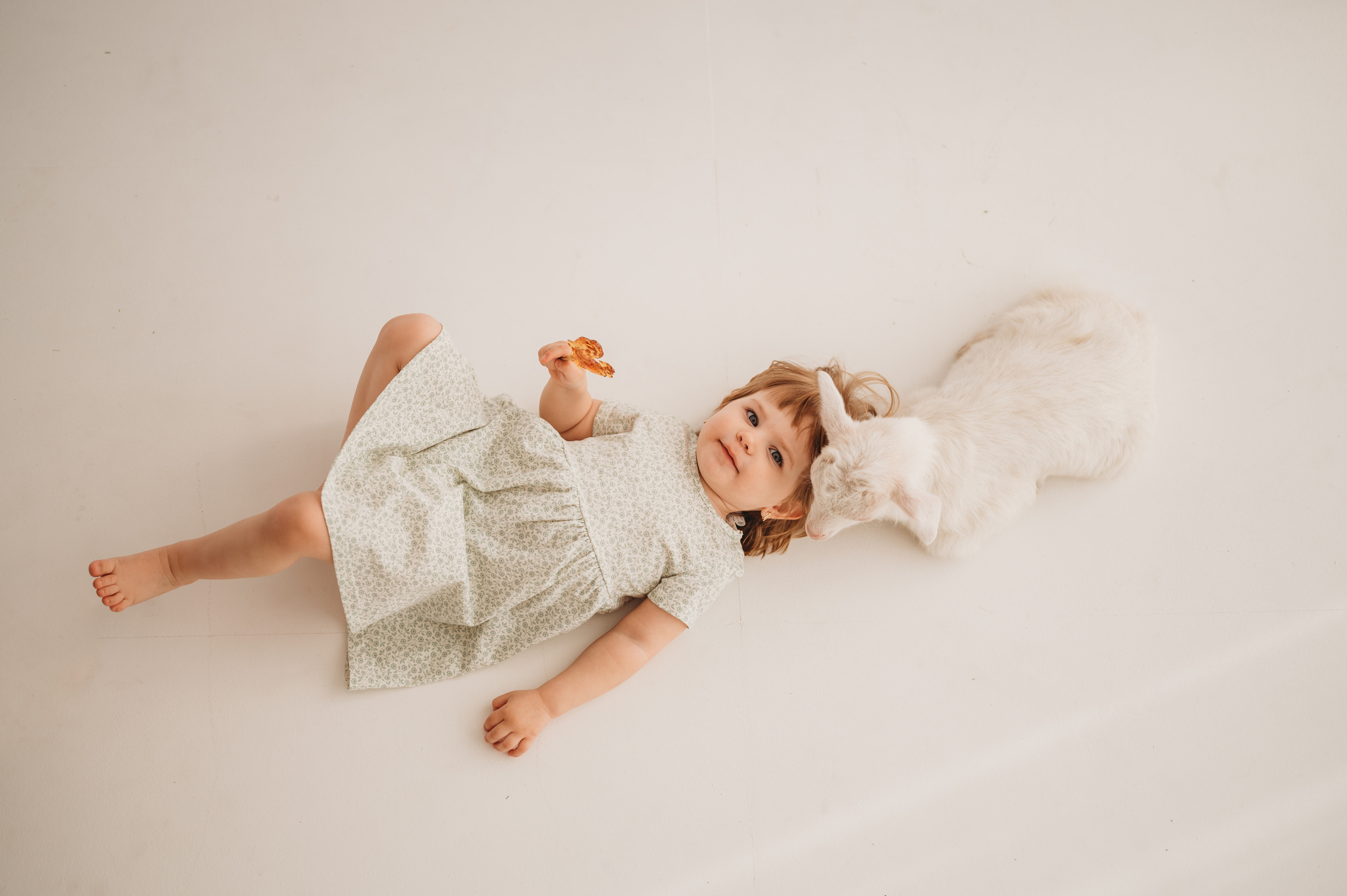 Полинка и козленок. Детский и семейный фотограф Ирина Гладких