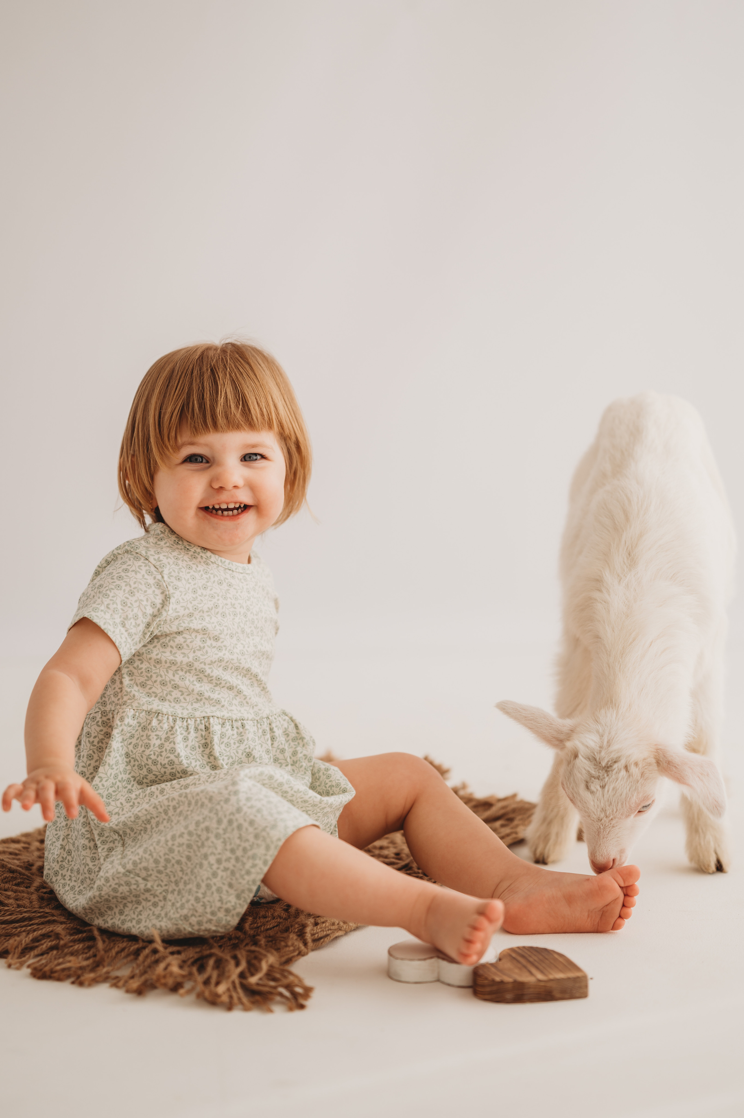 Полинка и козленок. Детский и семейный фотограф Ирина Гладких