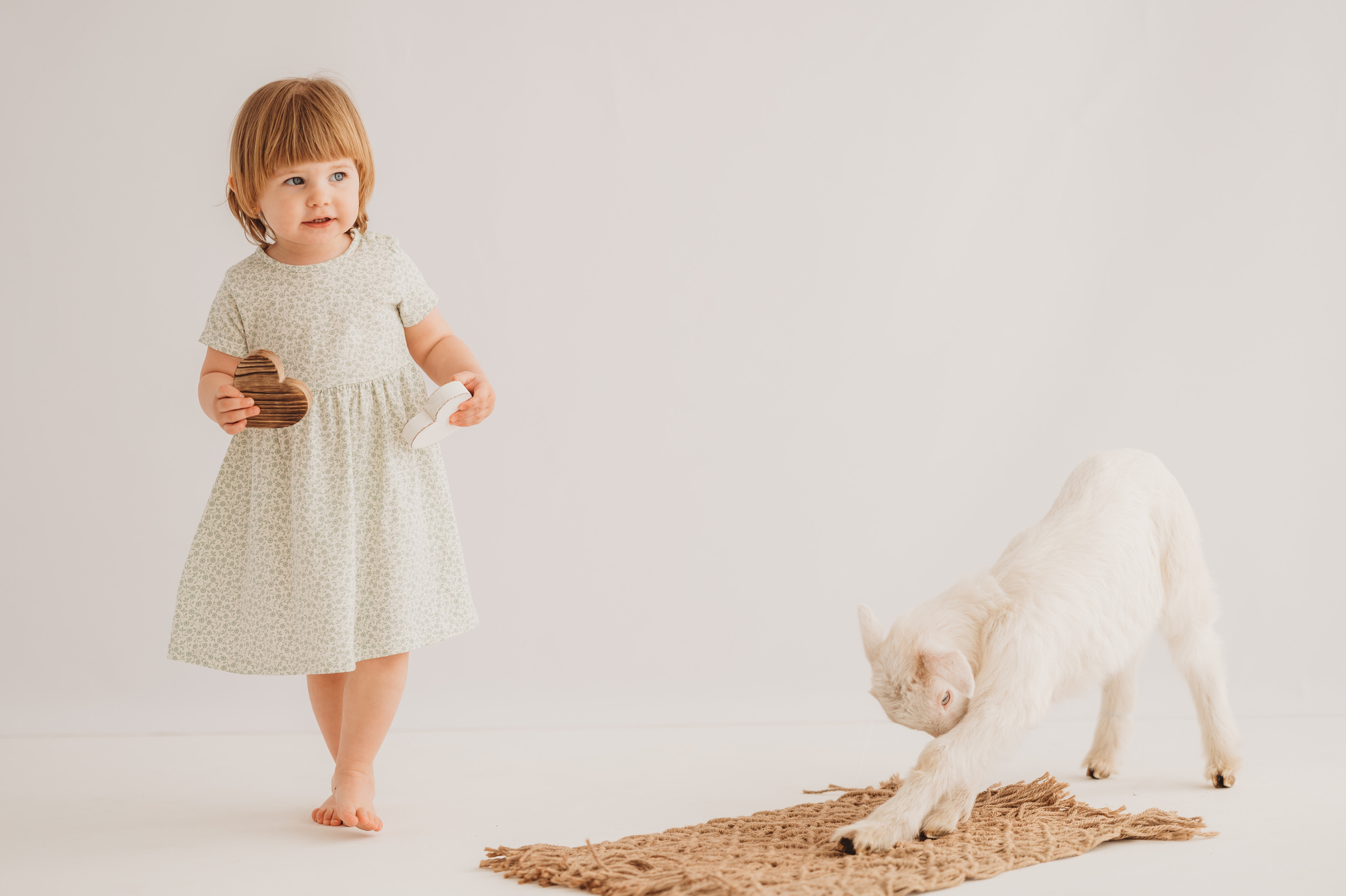 Полинка и козленок. Детский и семейный фотограф Ирина Гладких