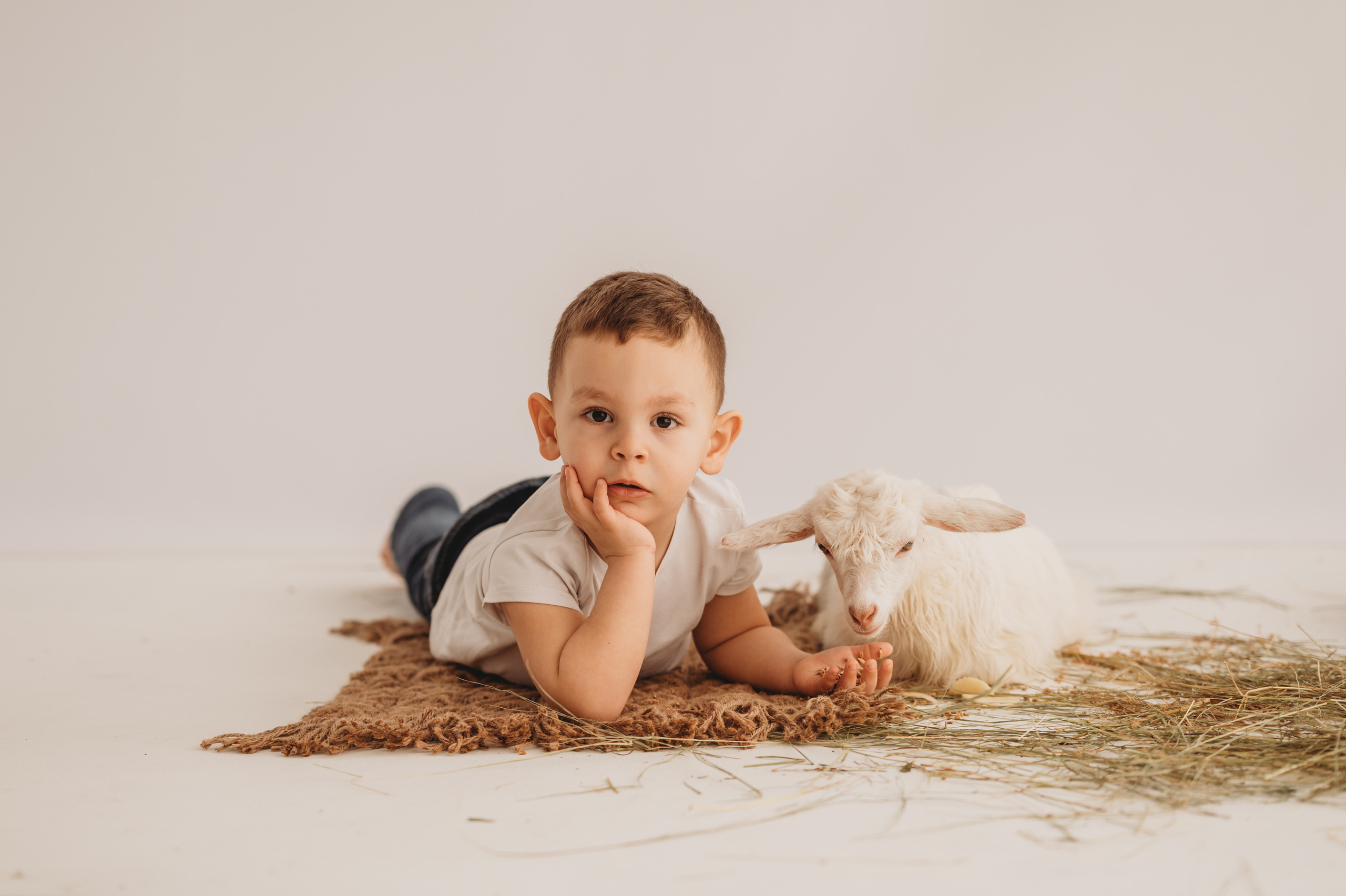 Арсюша и козленок. Детский и семейный фотограф Ирина Гладких