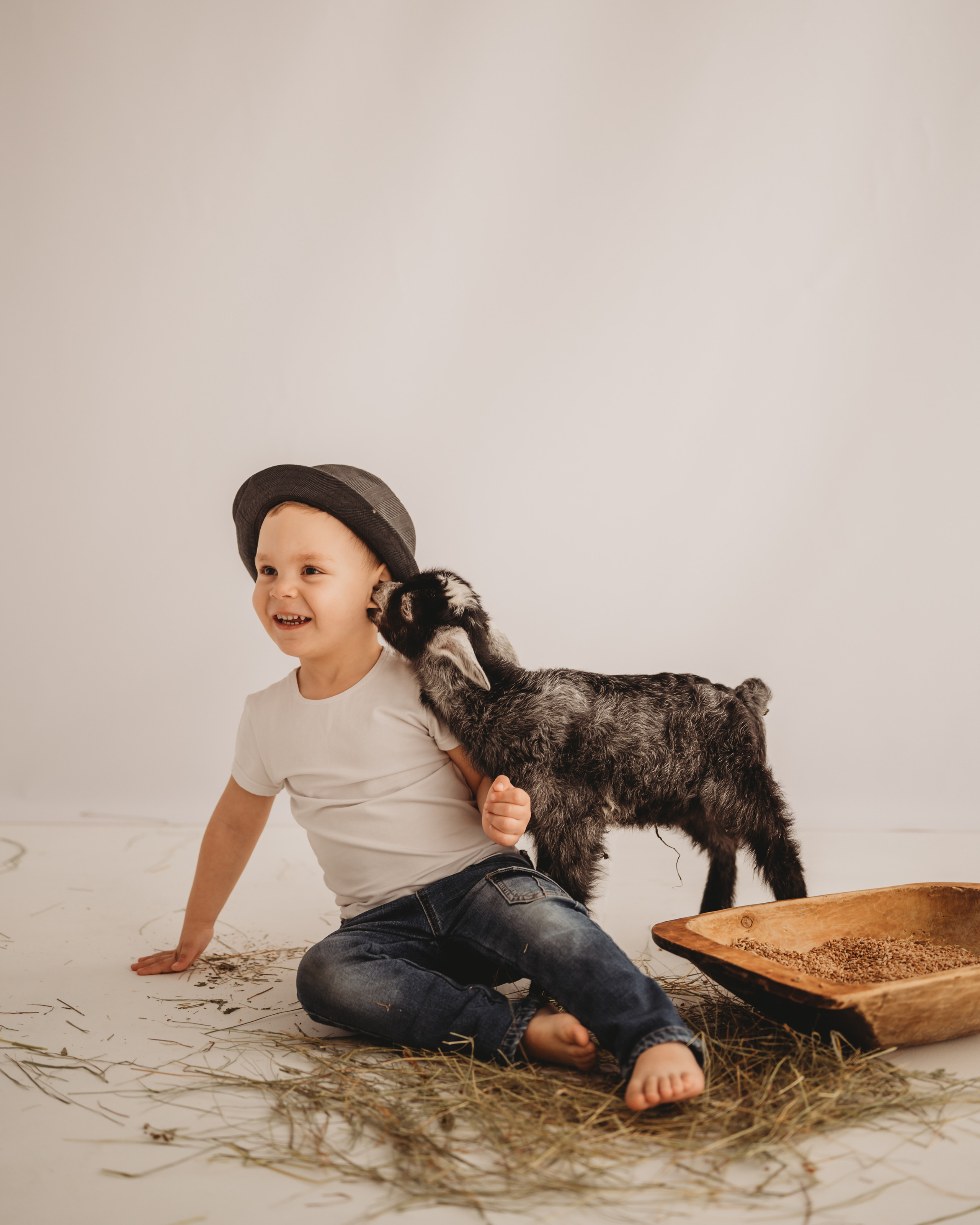 Арсюша и козленок. Детский и семейный фотограф Ирина Гладких