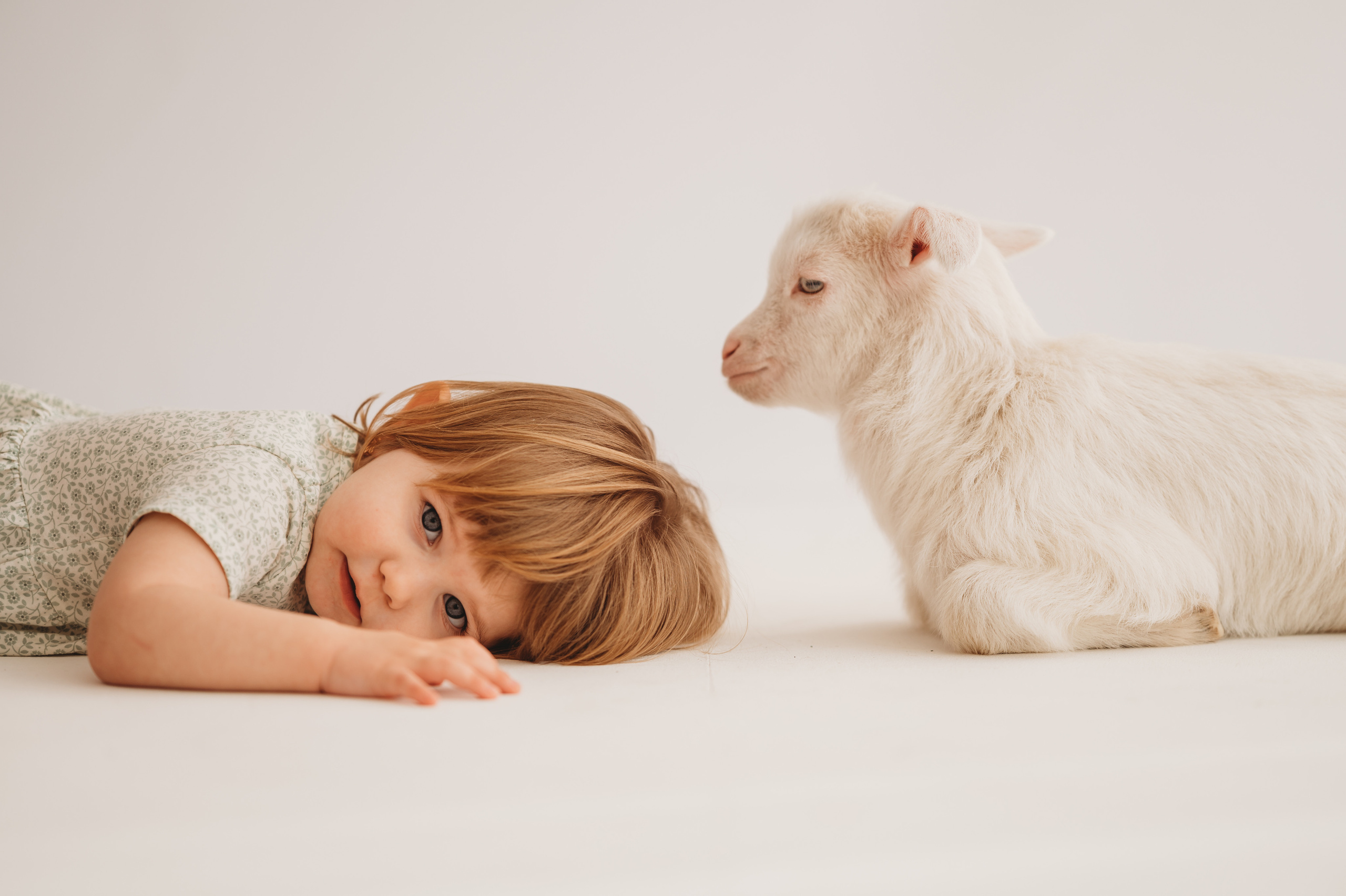Полинка и козленок. Детский и семейный фотограф Ирина Гладких