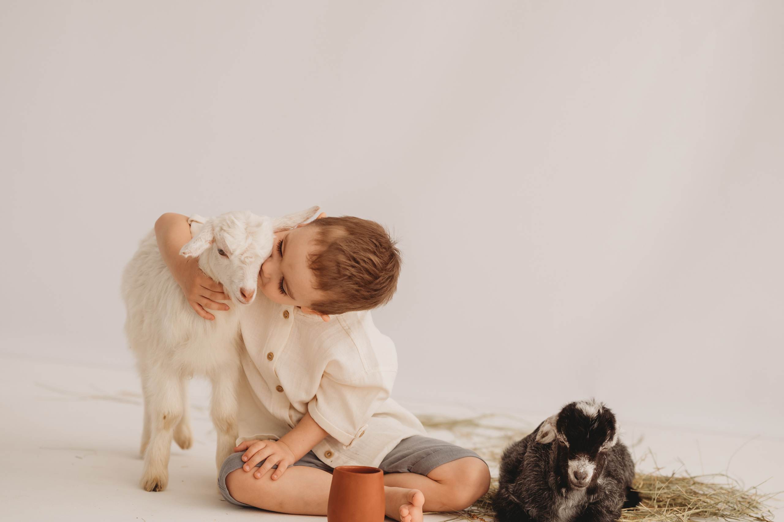 Кирюша и козлик. Детский и семейный фотограф Ирина Гладких