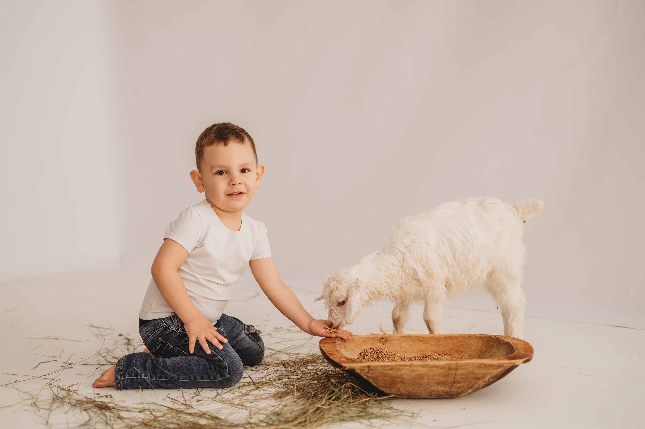 Арсюша и козленок. Детский и семейный фотограф Ирина Гладких