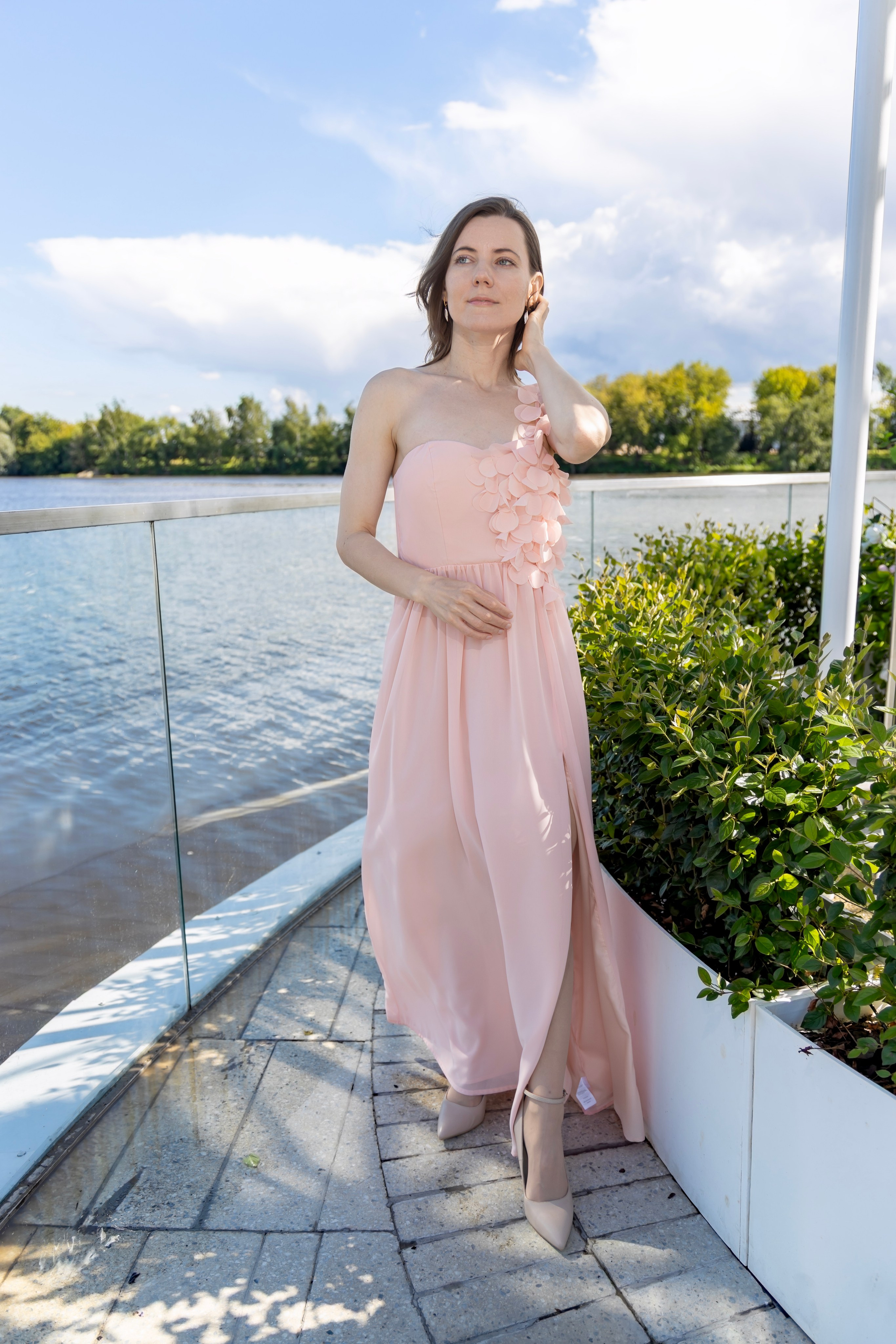 Фотосессия на новой набережной Коломенского: нежность, цветы и вдохновение. Репортажный, семейный и студийный фотограф в Москве Демин Алексей