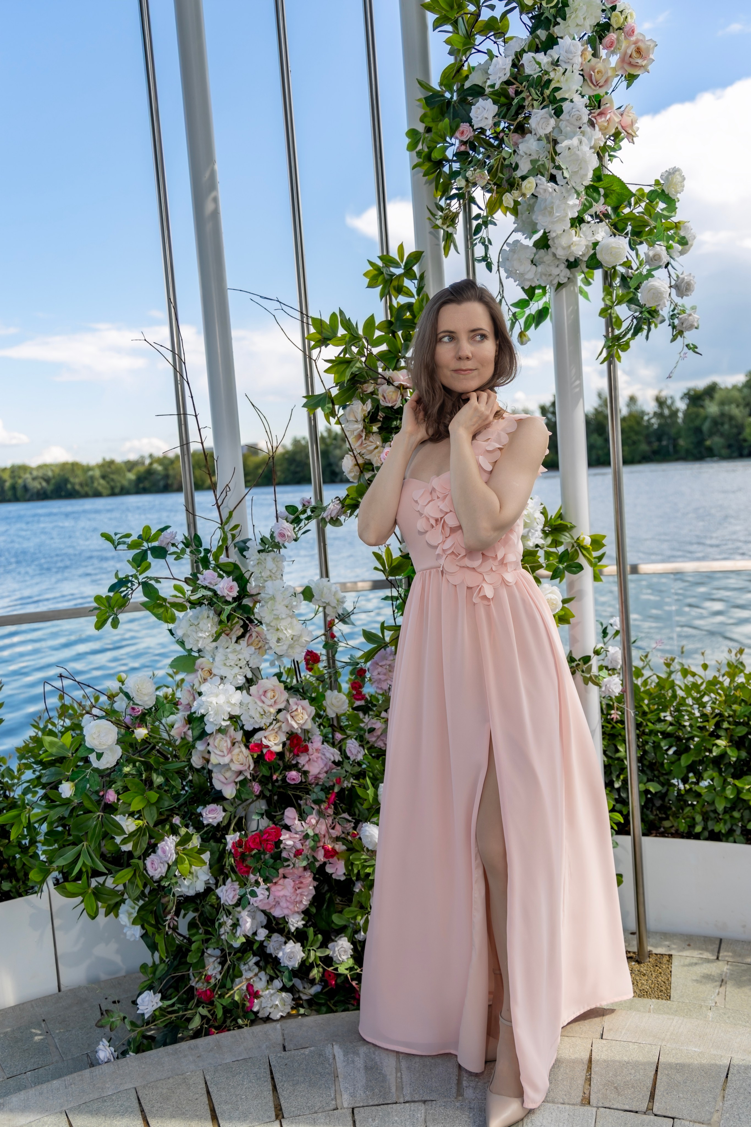 Фотосессия на новой набережной Коломенского: нежность, цветы и вдохновение. Репортажный, семейный и студийный фотограф в Москве Демин Алексей