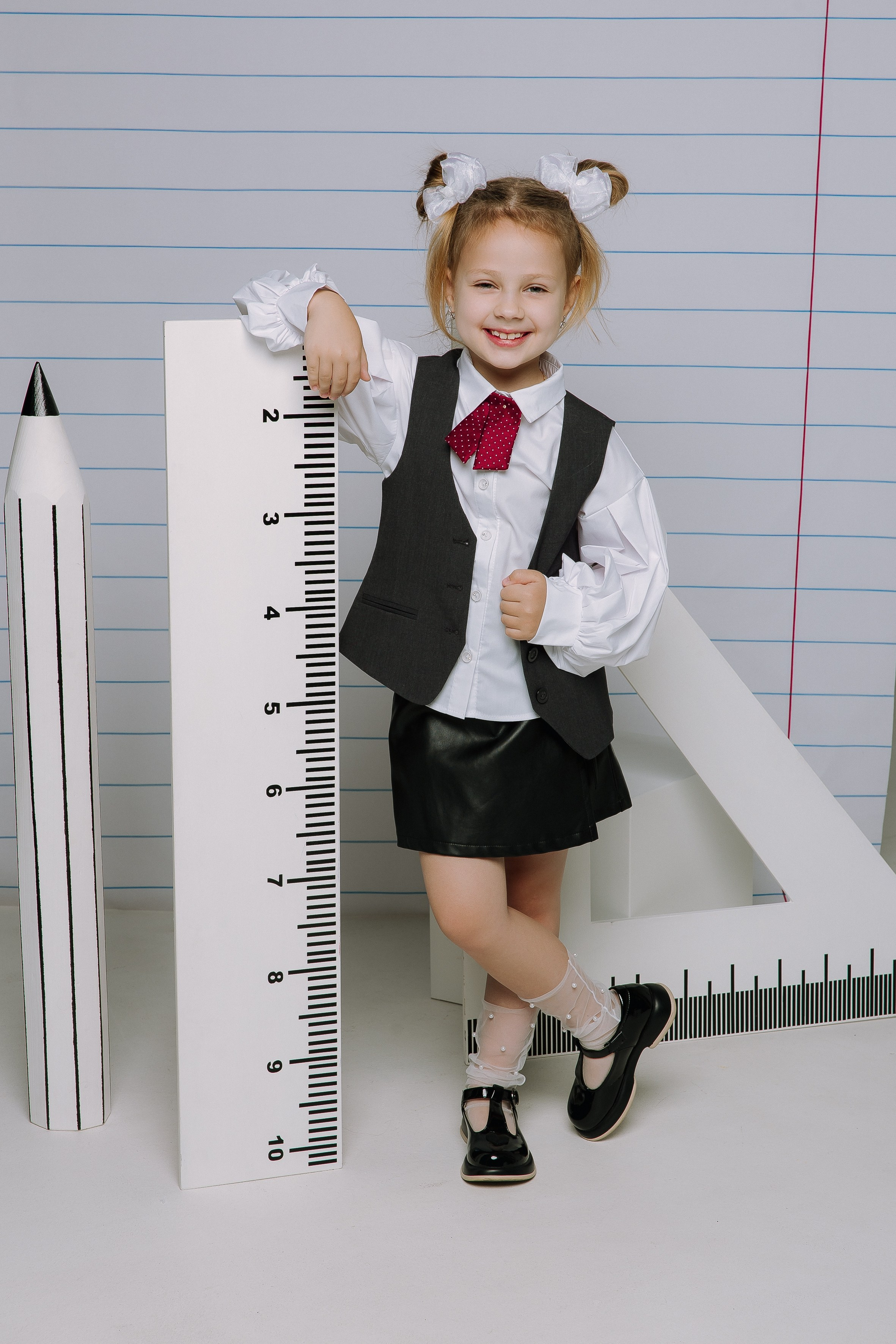 Студия- Портреты начальная школа (С реквизитом). Выпускные альбомы Натальи Бутко: Новороссийск, Анапа, Геленджик