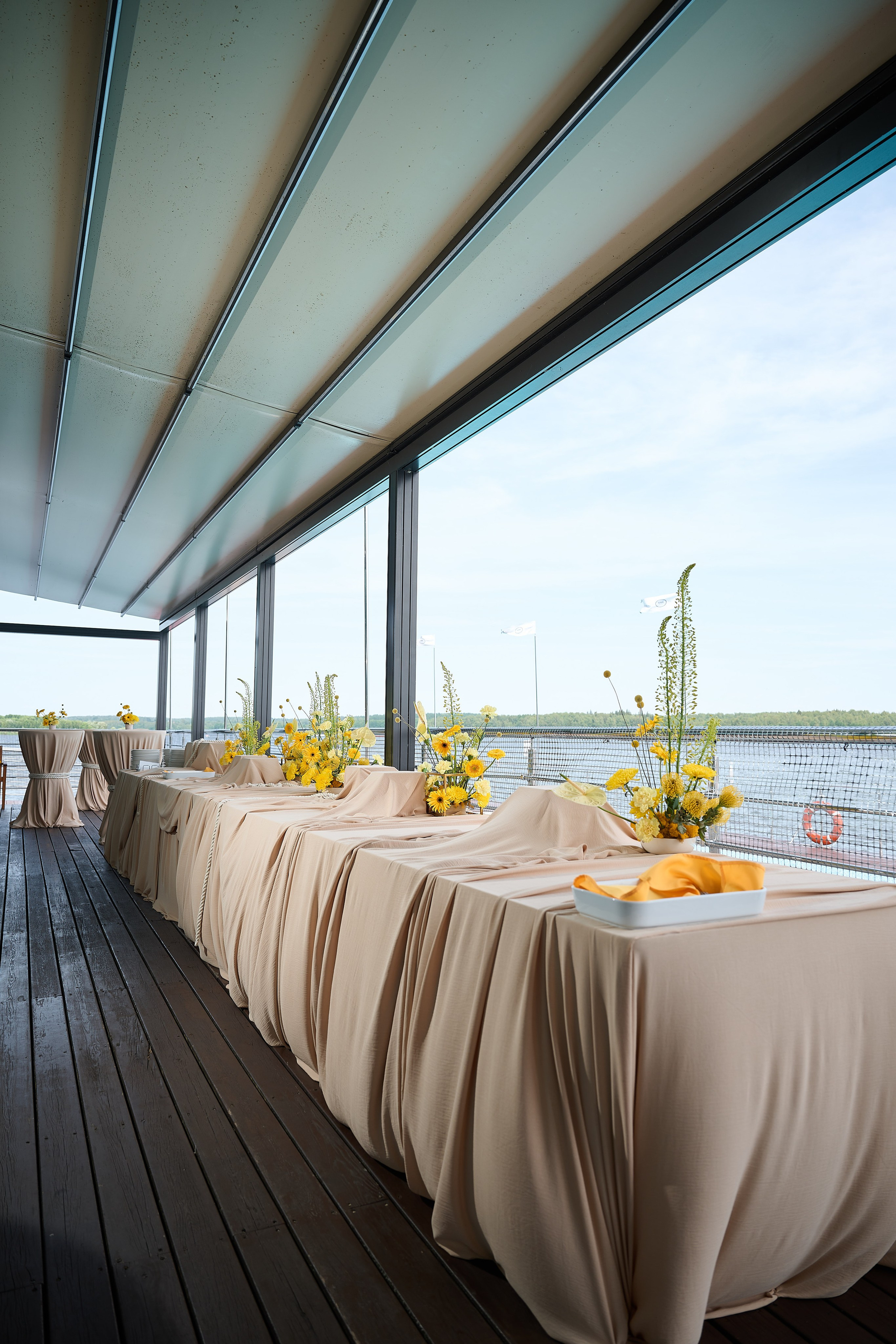 Стилизация фуршетной зоны и банкета на 60 человек для закрытого меропрития одного из крупных банков. Сет-дизайнер и фуд-стилист в Москве Инна Чертова