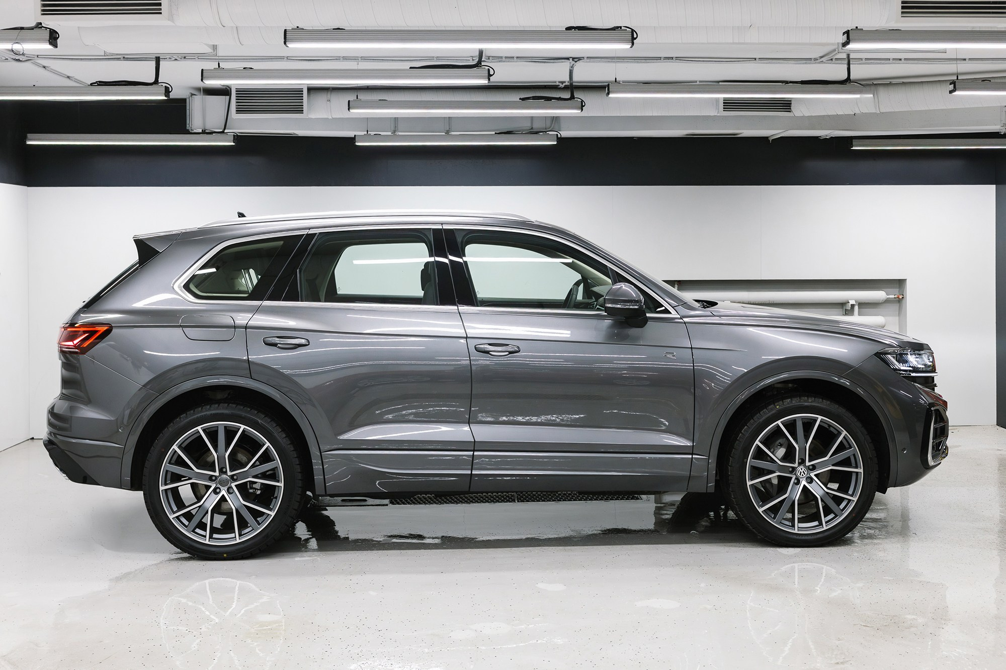 Volkswagen Touareg R-Line 2.0 TSI AT (265 л. с.). Автосалон «Х-Авто»