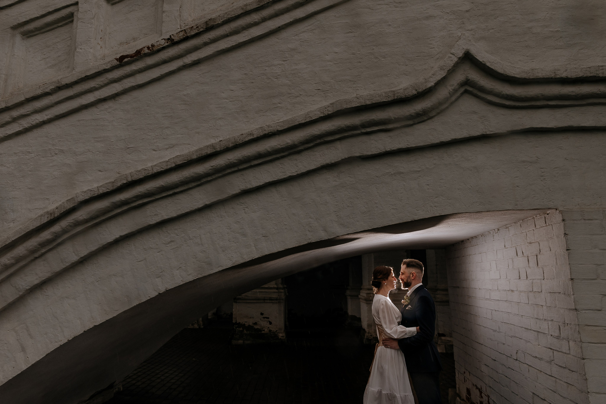 Жених и невеста у Храма в Коломеском парке