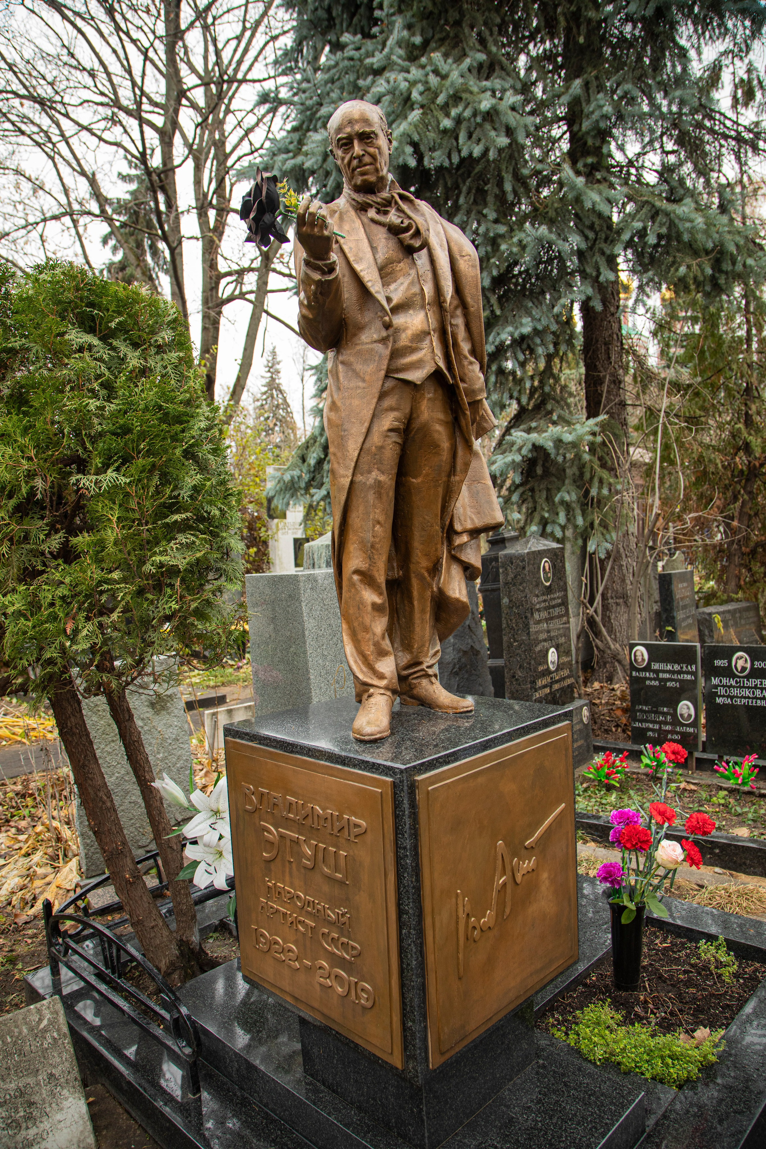 Осенняя прогулка по Новодевичьему кладбищу. Фотограф Сергей Ловкий