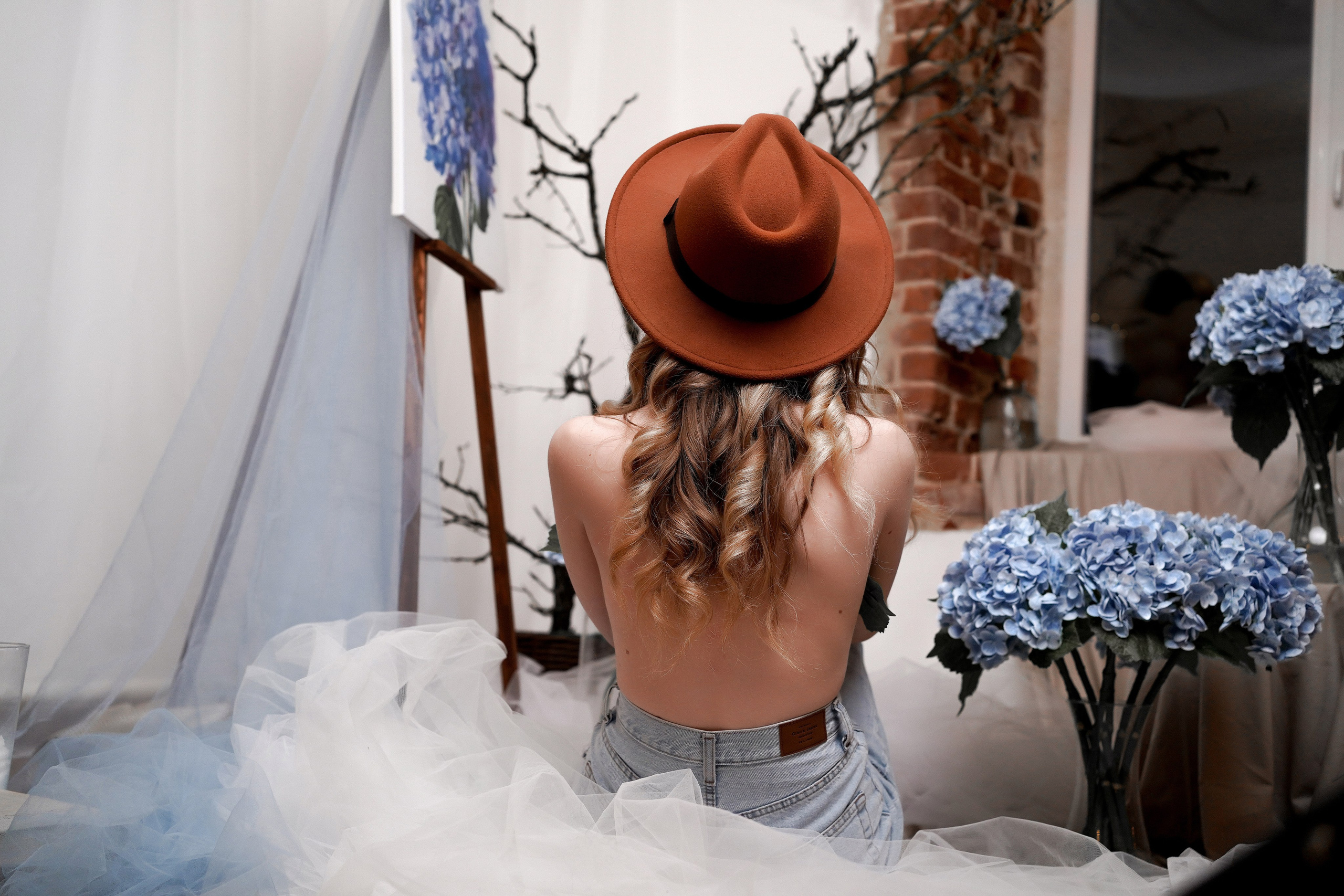 Женская фотосессия с гортензией в Ростове-на-Дону. Студийный фотограф Алёна Чёботова. Свадебный фотограф в Ростове-на-Дону. Таинство Крещения и Венчания, семейные фотосессии. Алёна Чёботова