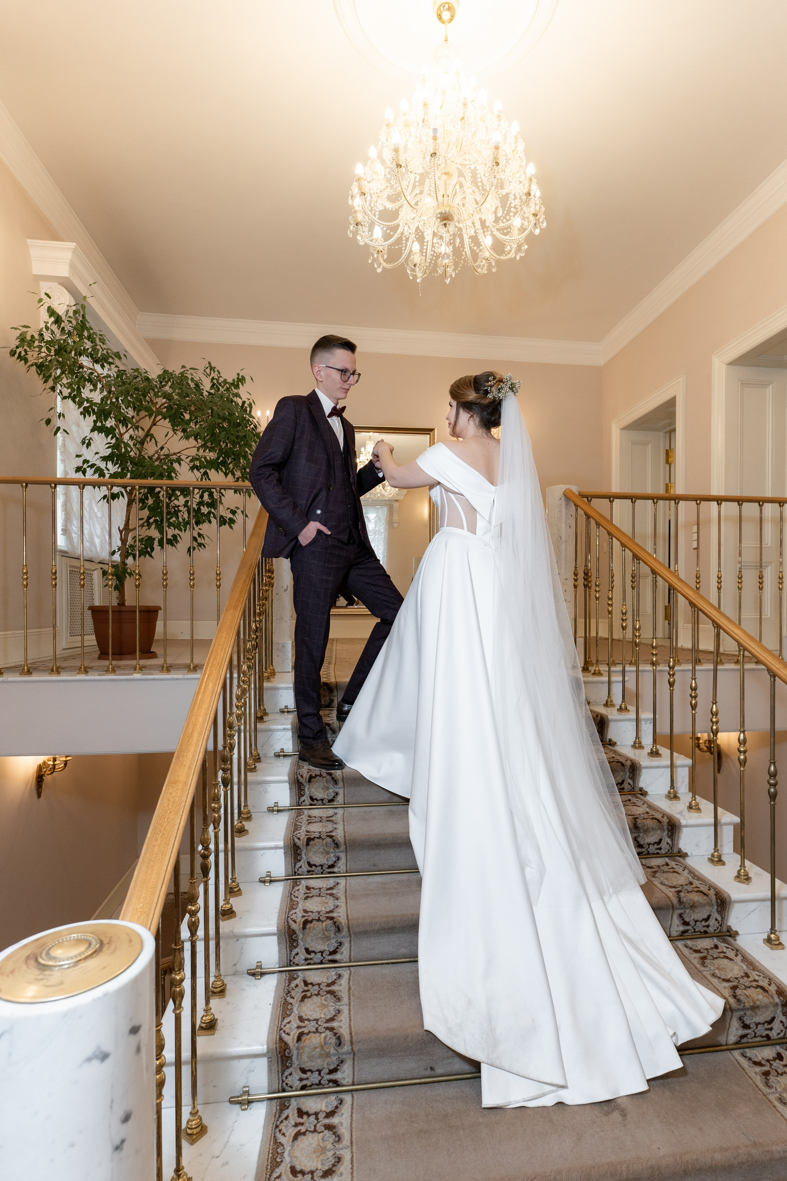 Свадебная фотосессия на главной лестнице ЗАГСа в Пушкине