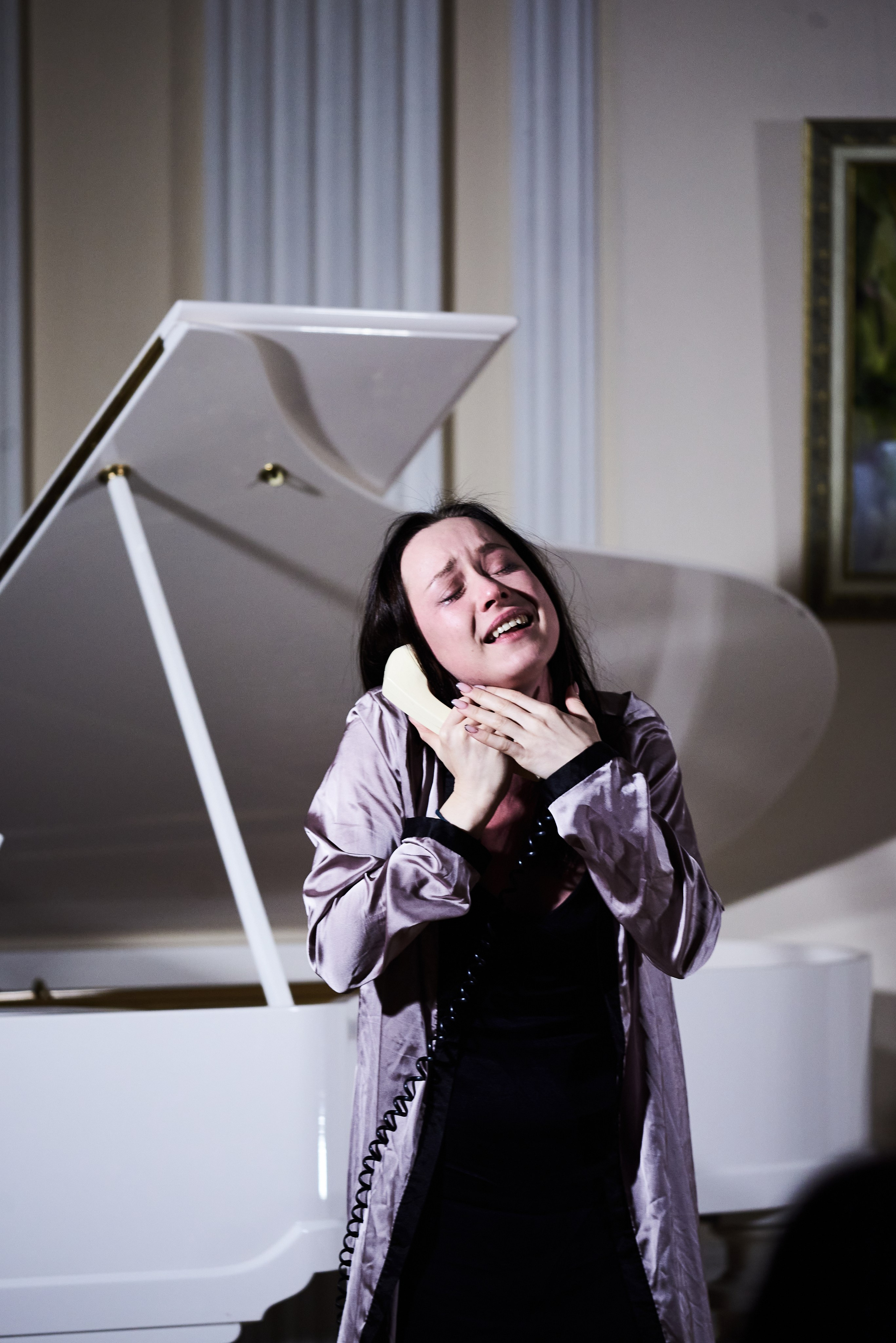 Ирина Мулярчик исполняет монооперу Пуленка «Человеческий голос». Партия фортепиано: Ольга Горностай. (2021/2022) Кадр из постановки монооперы «Человеческий голос» . Ирина Мулярчик (сопрано), Ольга Горностай (фортепиано)