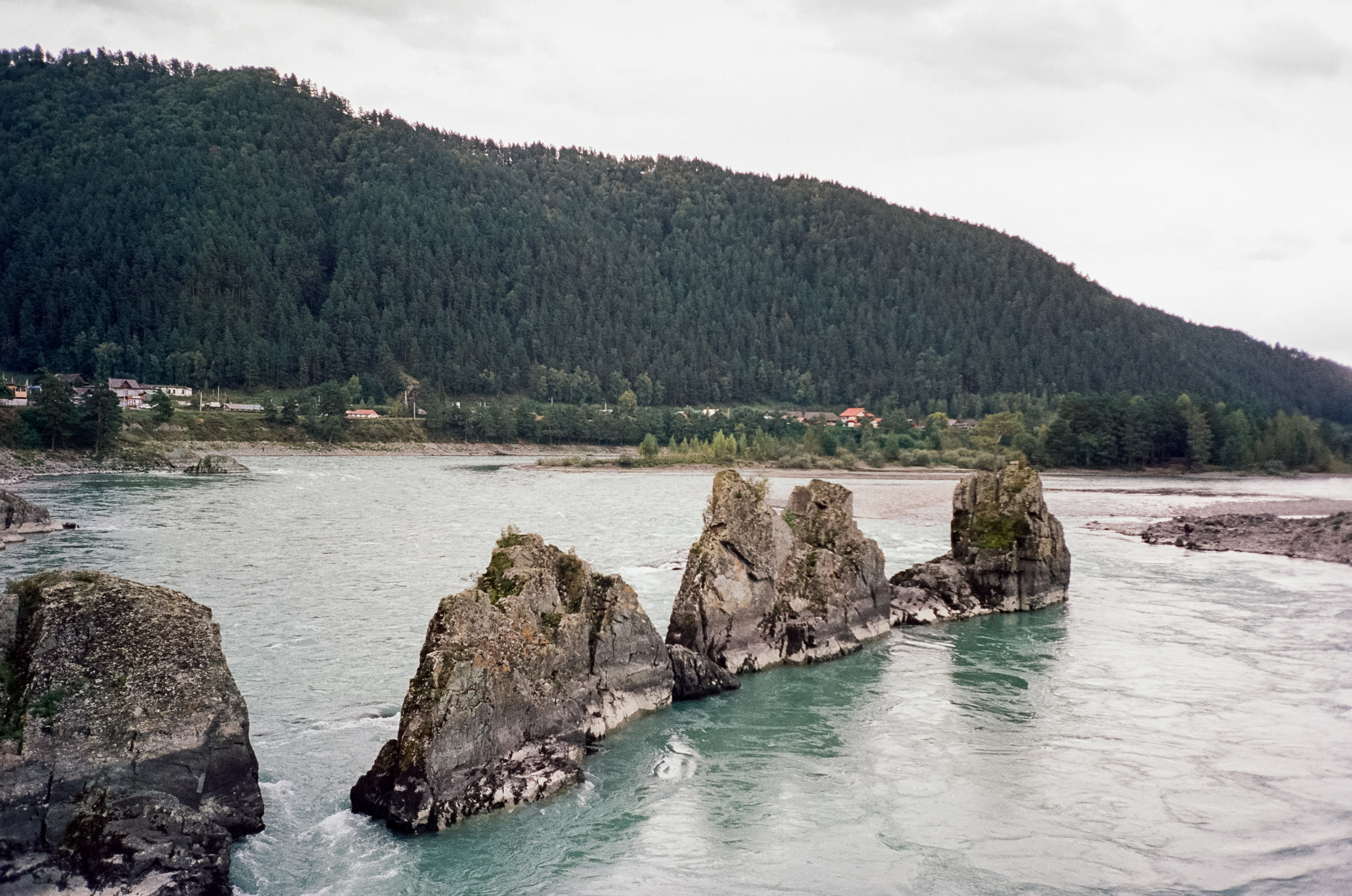 Катунь и скалы. Зубы Дракона в пасмурный день. Фотограф-документалист Мария Осокина
