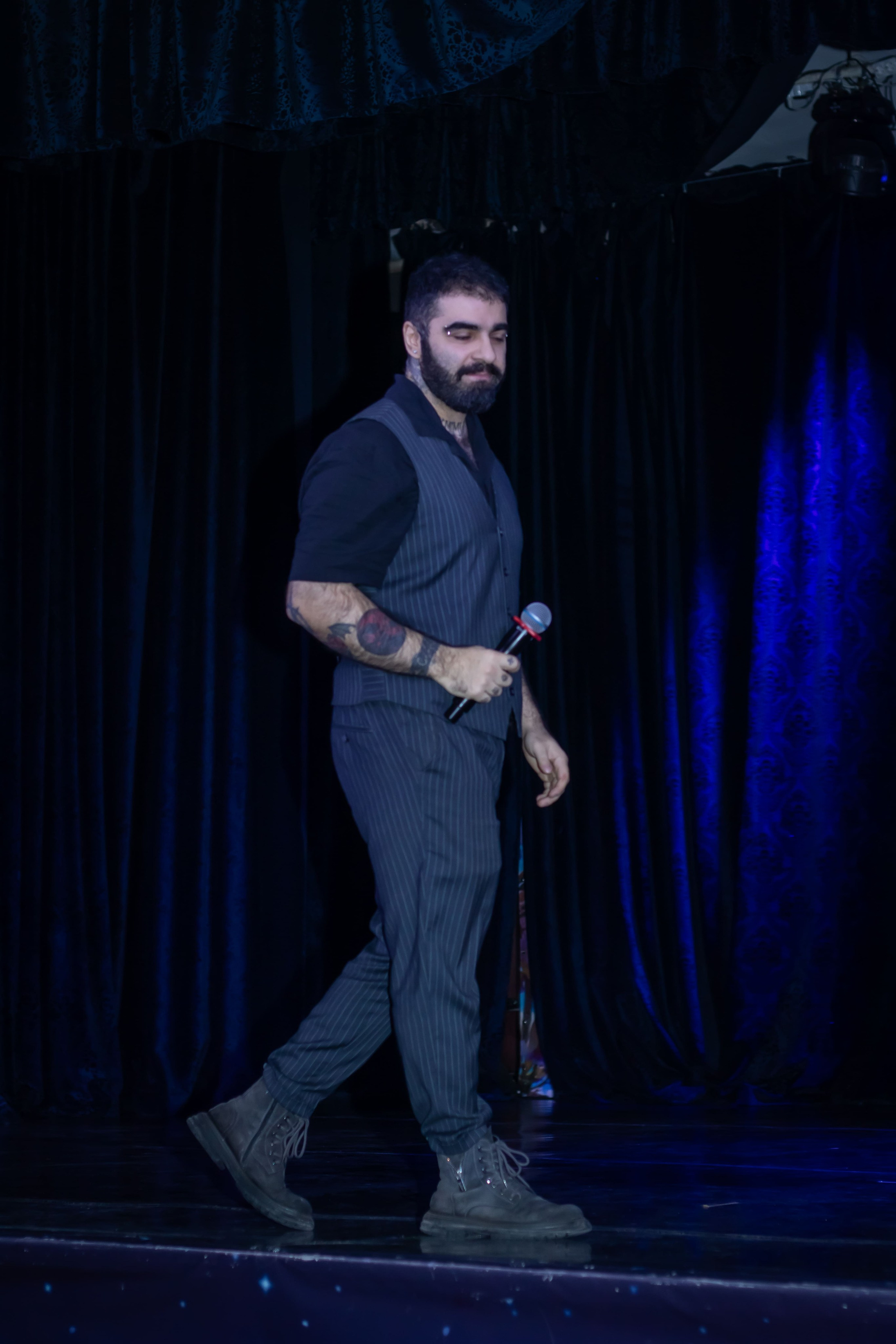 Выход артиста на сцену праздничного концерта Радио «Птица» в Москве — репортажная фотография, Карасёва Елена