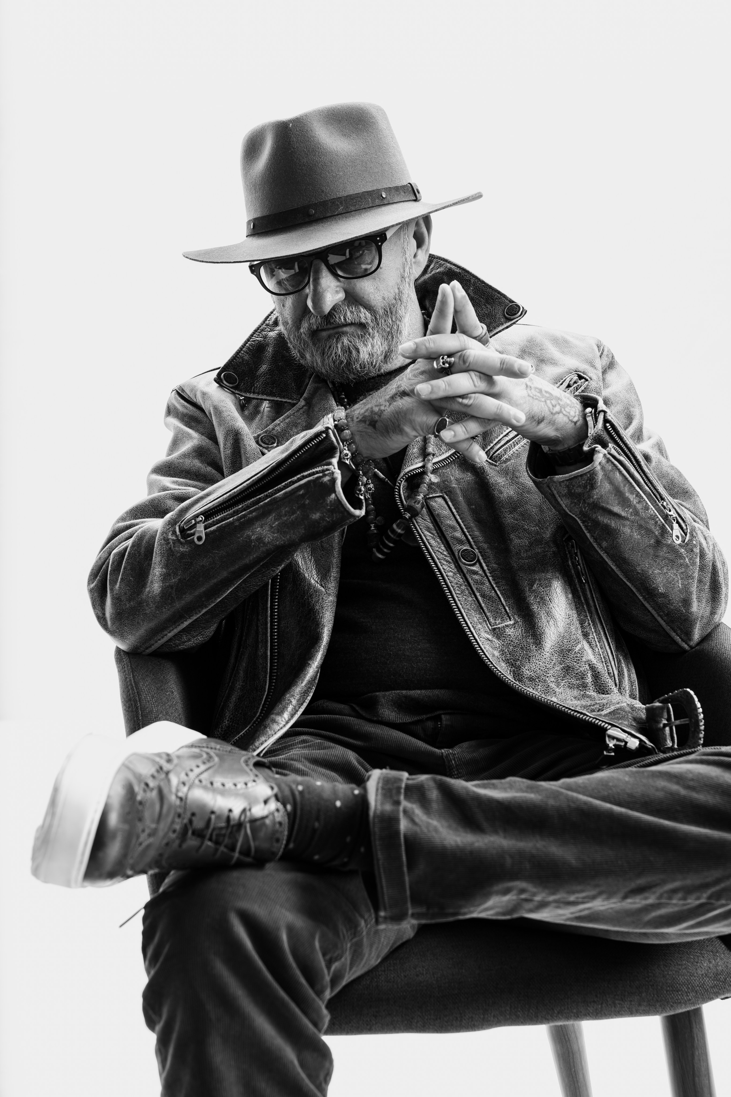 Мужской портрет в студии, мужская фотосессия в студии, фотостудия Хабаровск