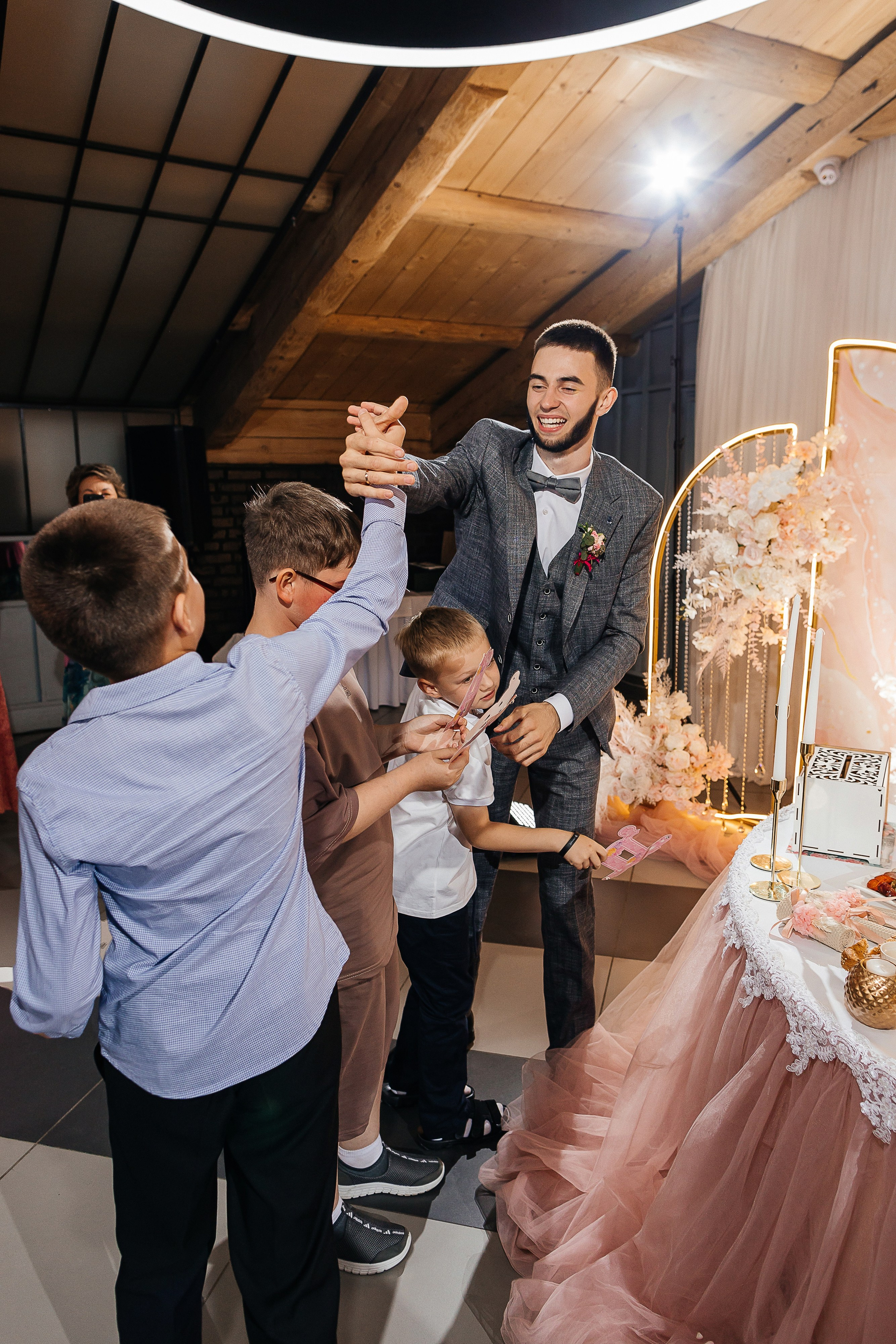 Чувственная первая встреча пары в отеле. Олег Сверчков | Свадебный фотограф Вологда