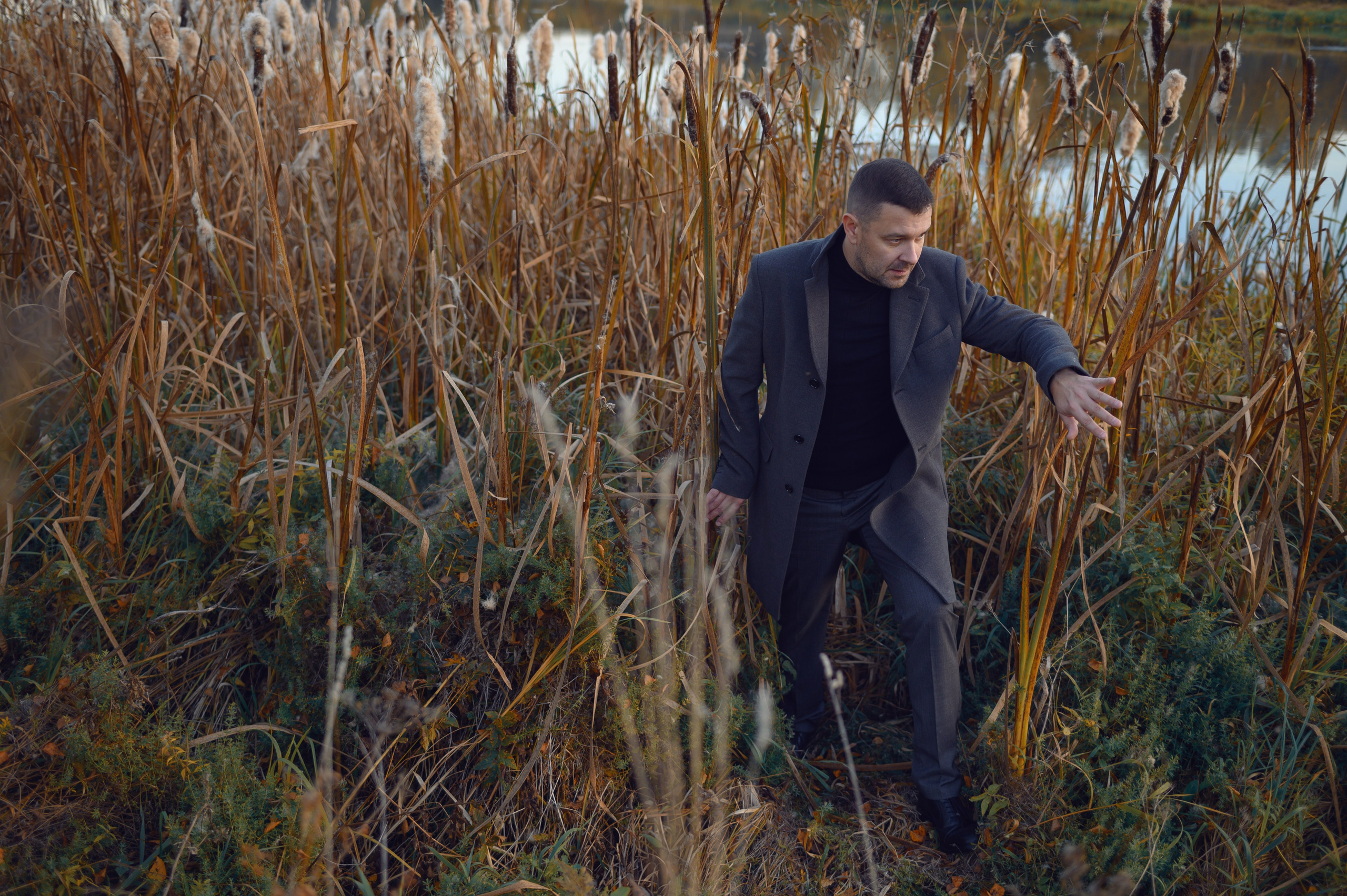 Мужская фотосессия на открытом воздухе