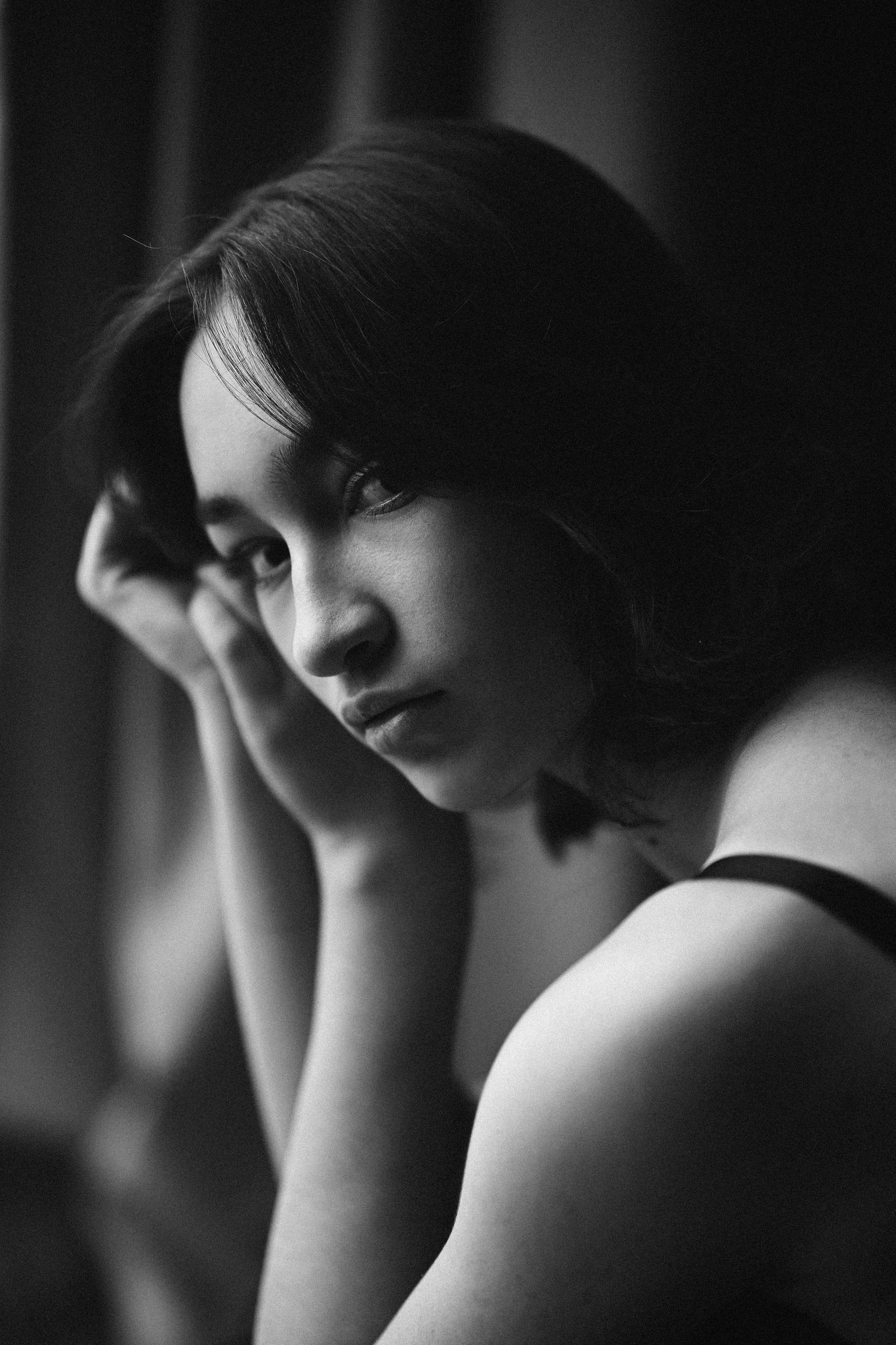 Эмоциональный женский портрет в стиле монохром в казанской фотостудии от Алексея Клейменова