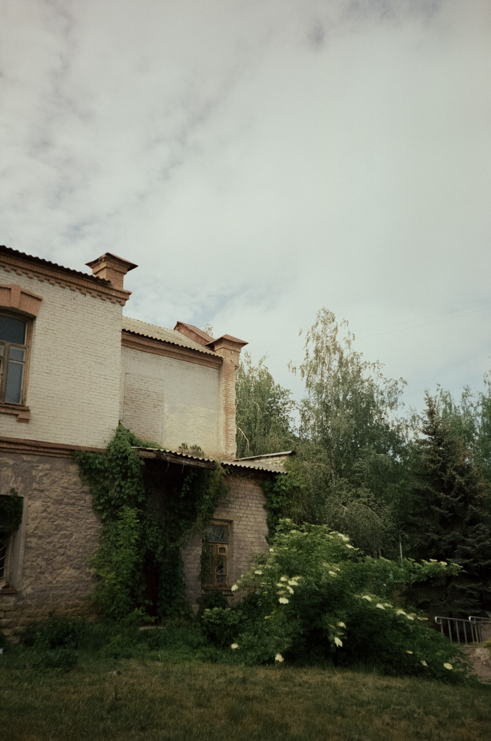 Стрит в Ессентуках. Дворики, дома и кот в окне. Фотограф-документалист Мария Осокина