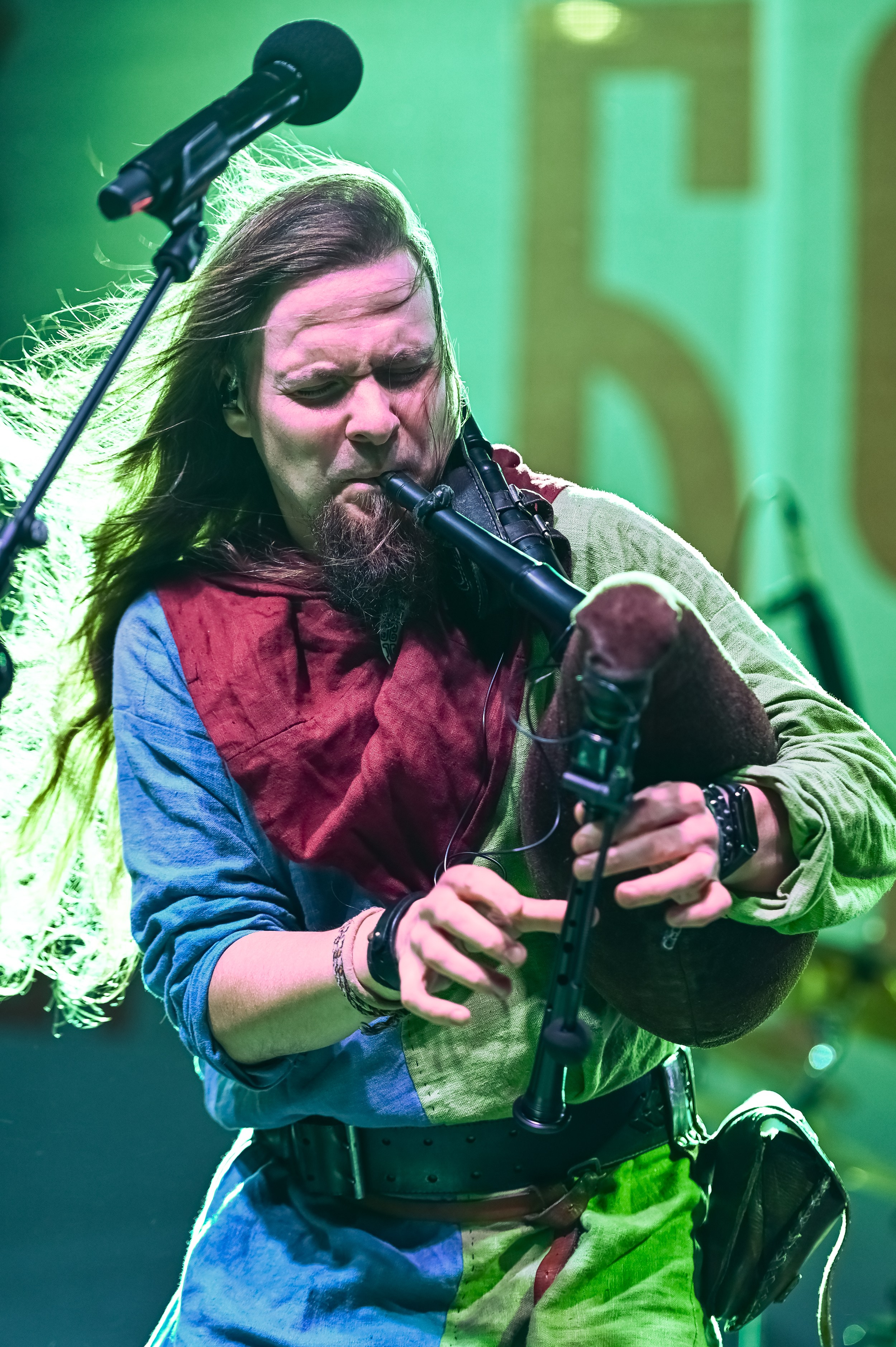 Энергичное выступление на сцене фестиваля Болгар, запечатлённое репортажным фотографом из Казани