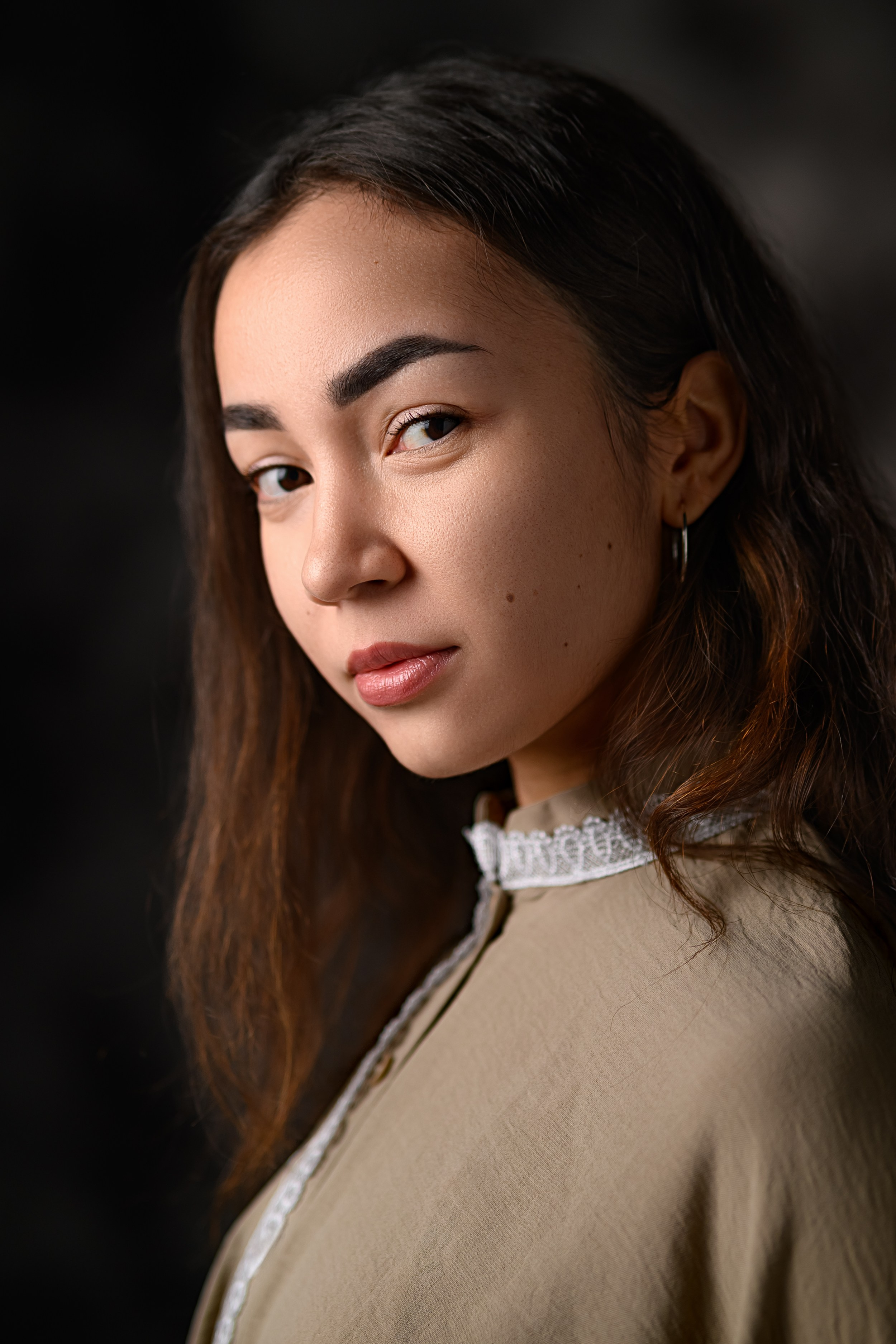 Классический студийный портрет молодой девушки, автор Алексей Клейменов