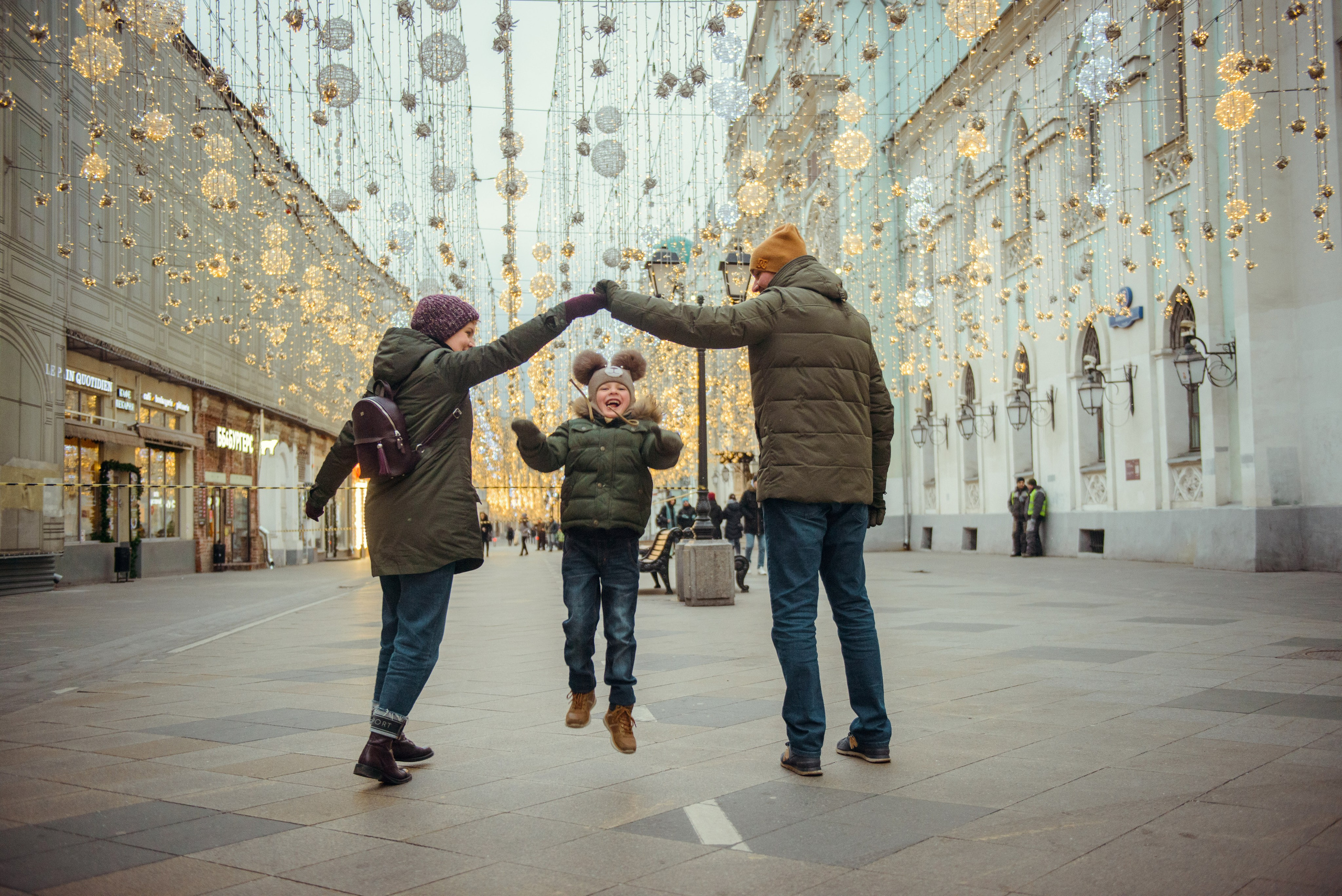 family photo shoot walking in the city. New Year Christmas photoshoot (Photographer in Edinburgh Elena Carruthers)