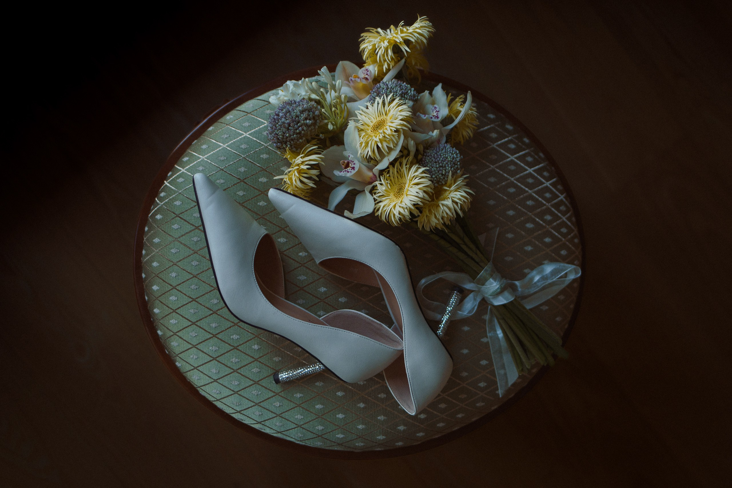 Букет невесты и туфли — свадебные детали утра, номер в отеле Санкт-Петербурга