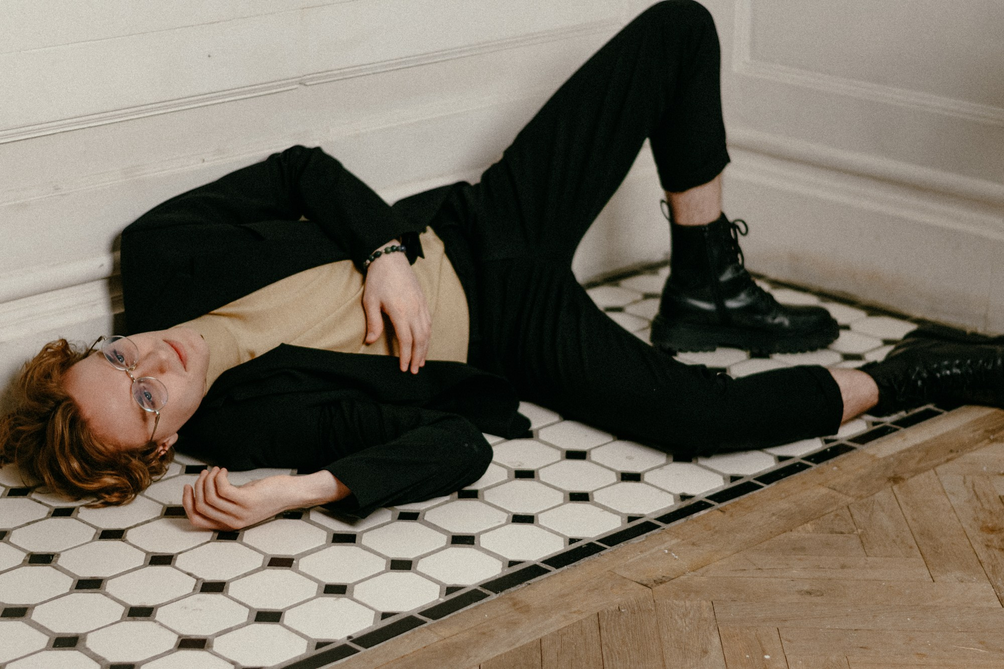 Интерьерная фотосессия Тюмень. Мужской образ в темном зале студии