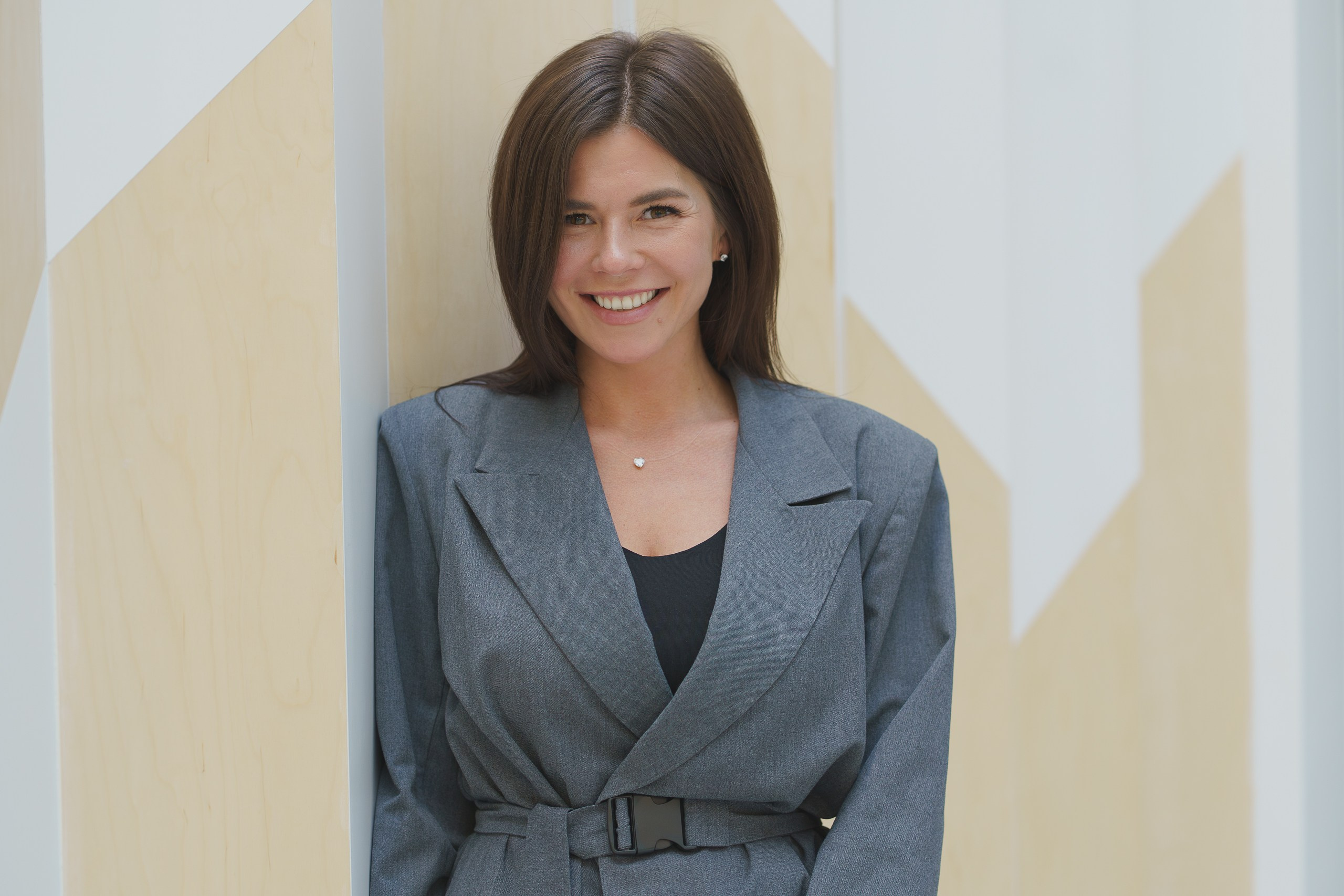 Дарья в деловом образе, кадр в стиле блогера