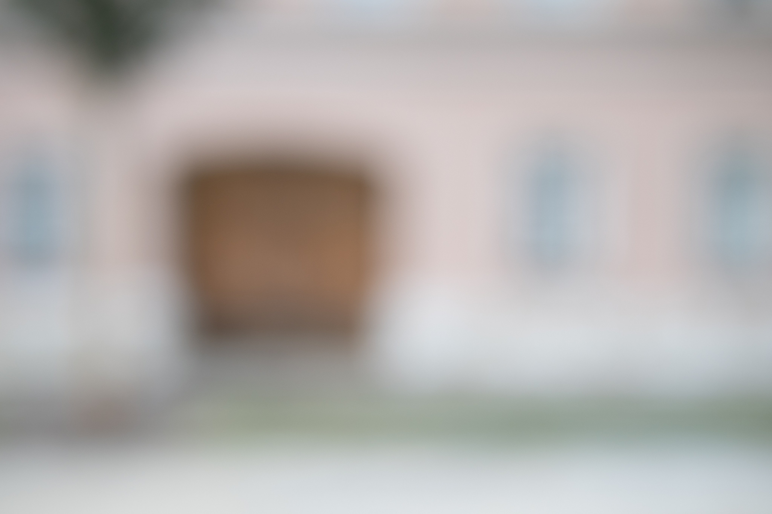 Авторская городская фотография, исследующая свет, цвет, архитектуру и визуальные ритмы городской среды. Фотограф: Ожерельев Лев