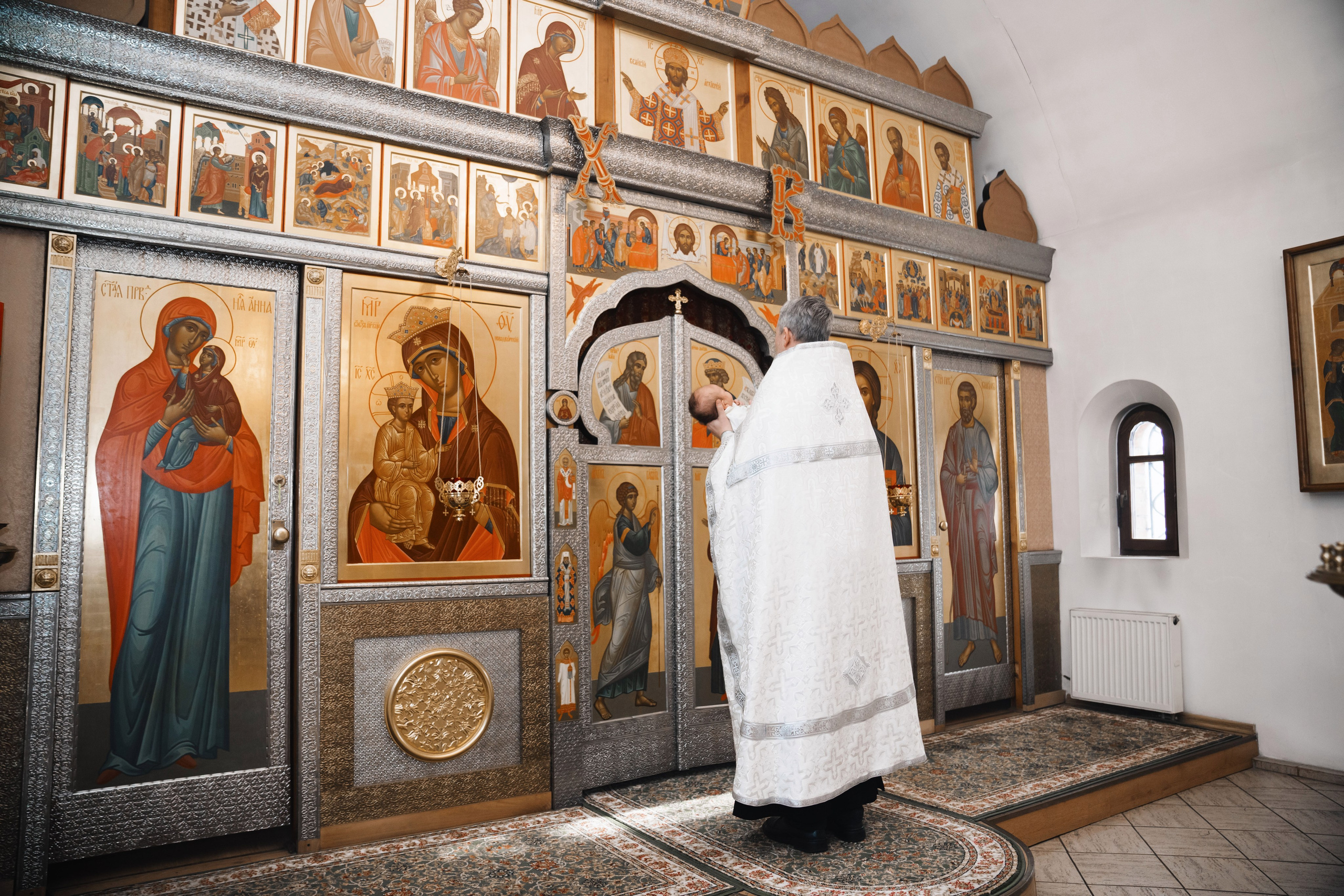 воцерковление перед иконостасом в Церкви Введения во храм Пресвятой Богородицы в Раево