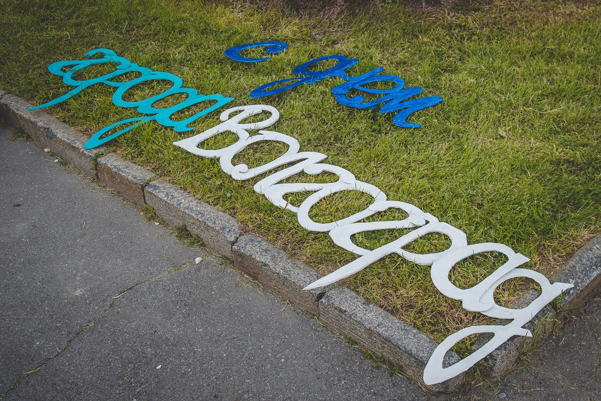 Деревянные буквы "С Днем города, Волгоград" лежат на зеленом газоне