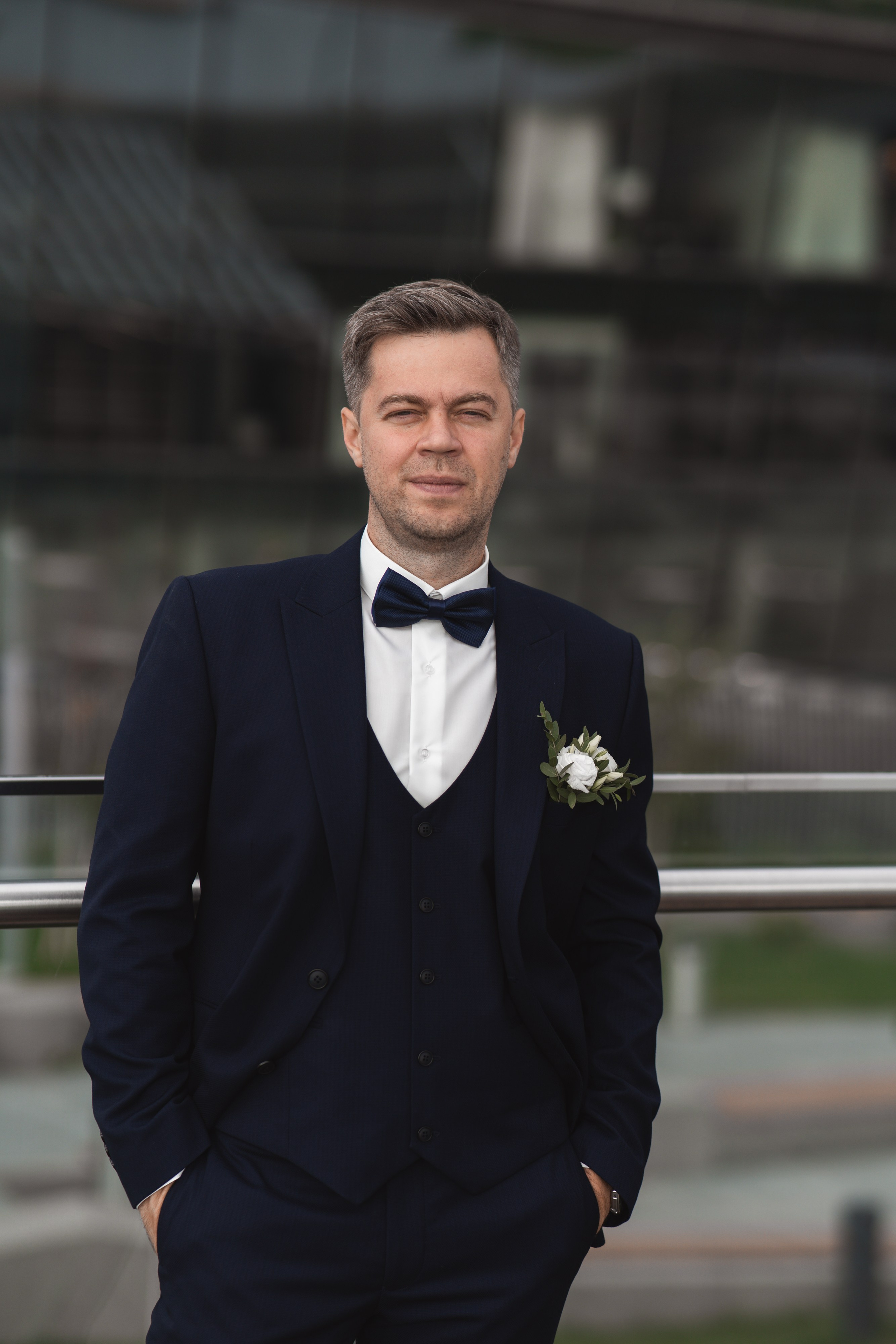 портрет жениха в темно-синем костюме