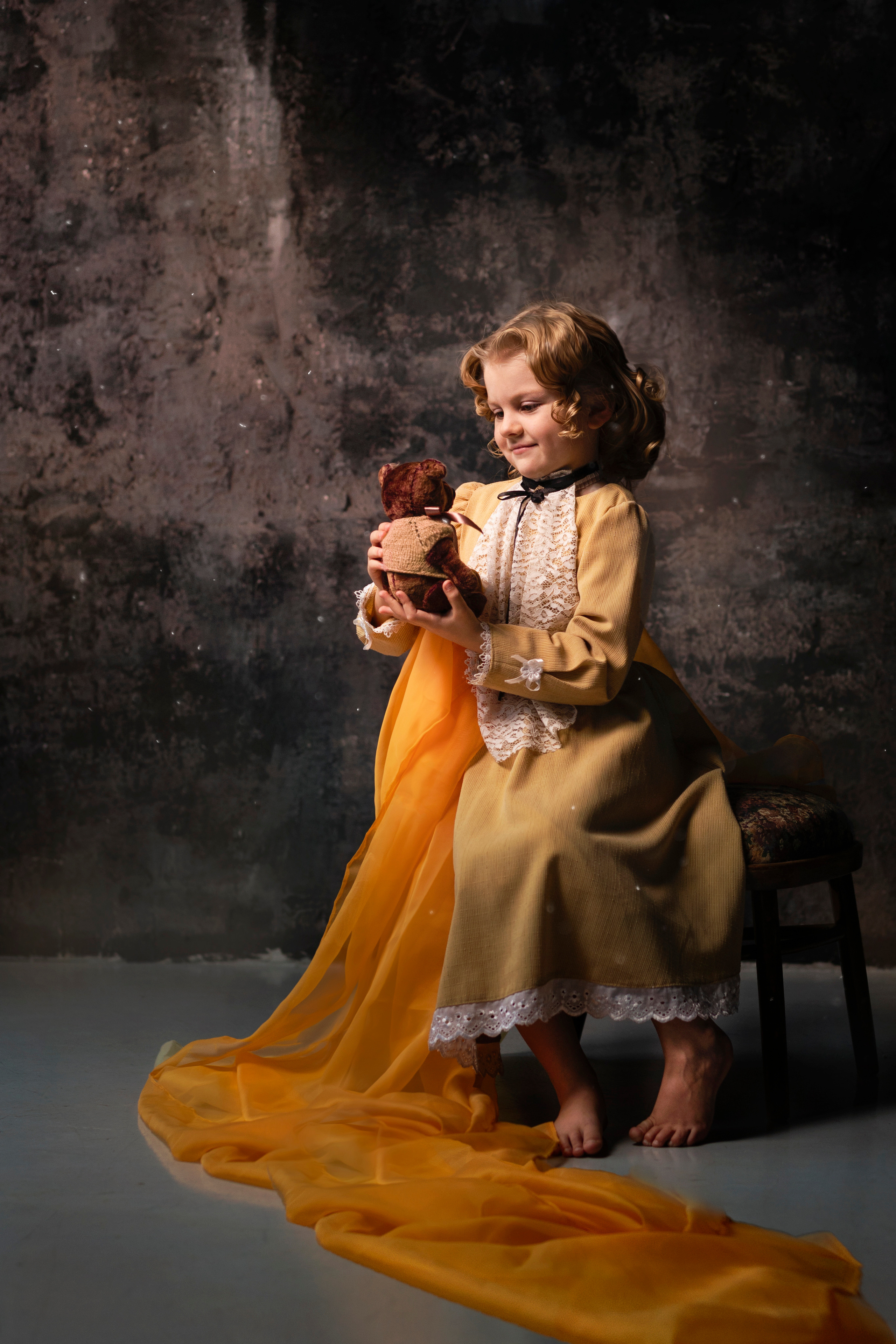 Портретная фотосессия Ангелина с мишкой. Художественный фотограф в Екатеринбурге Брук Мария